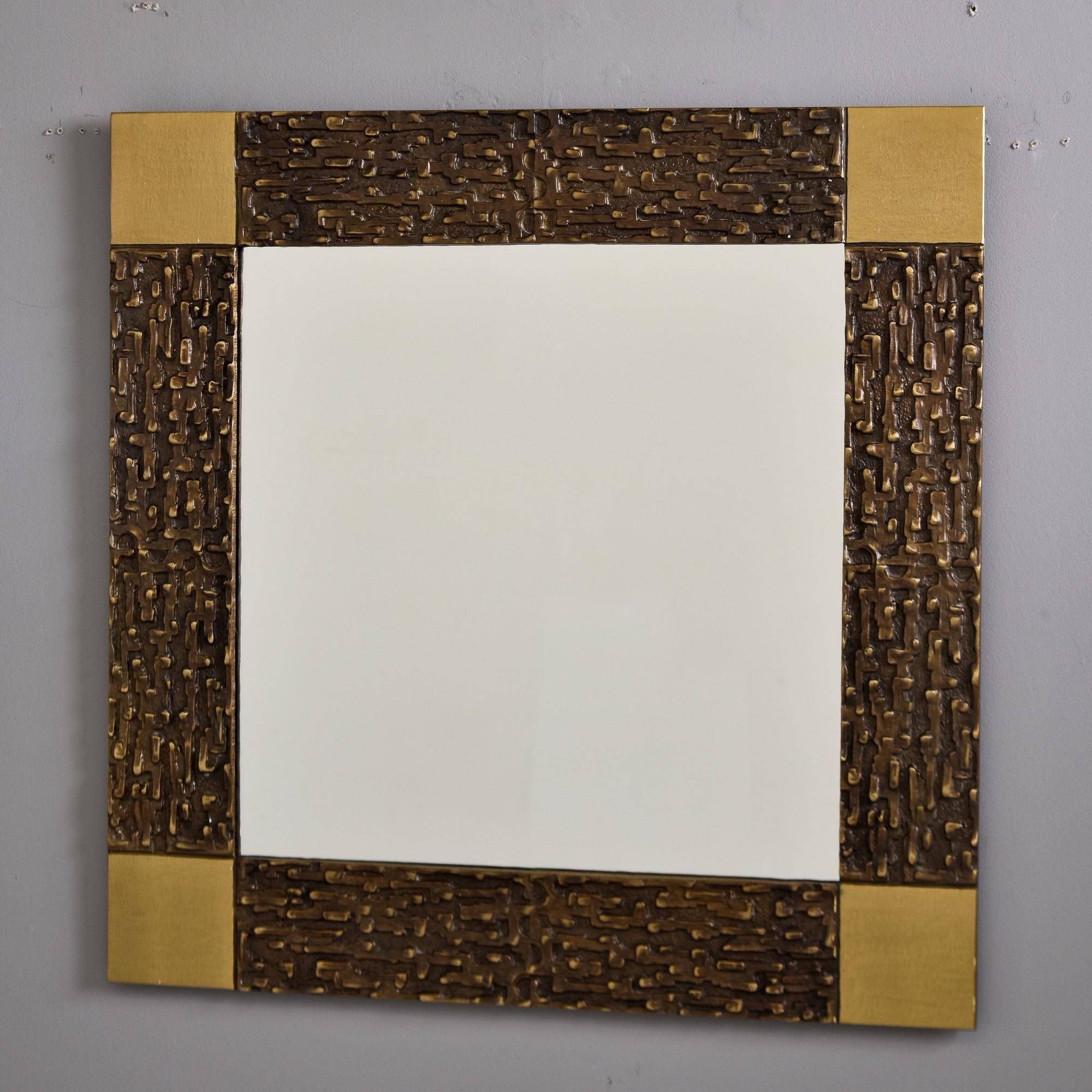  Trouvé en Italie, ce miroir de style brutaliste date des années 1970. Le cadre carré en laiton présente une surface fortement texturée, de couleur bronze foncé, avec des coins contrastés en laiton brossé. Fabricant inconnu. Taille réelle du miroir