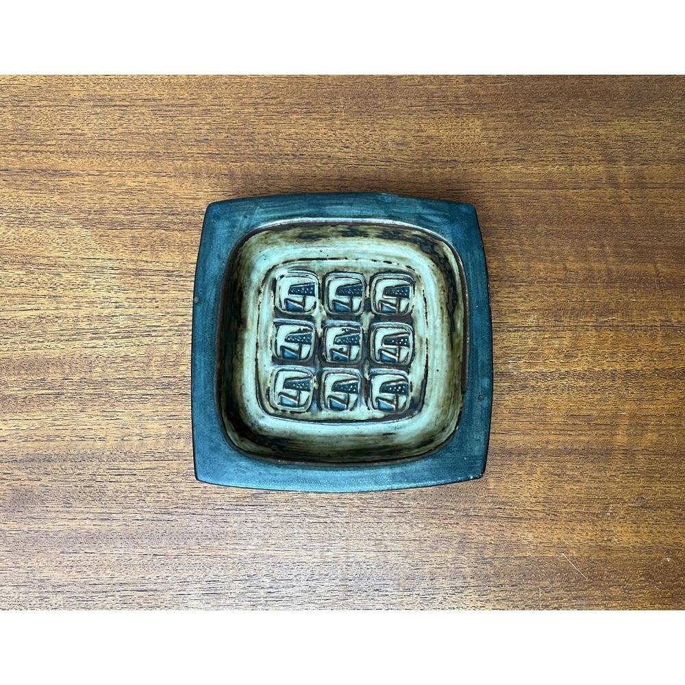 Mid-Century Danish Brutalist Stoneware Bowl by Jorgen Mogensen for Royal Copenhagen, in Very Good conditions. Designed 1960 to 1969 This piece has an attribution mark.

Additional information:
Materials: Earthenware
Color: Beige
Styles: Mid-Century