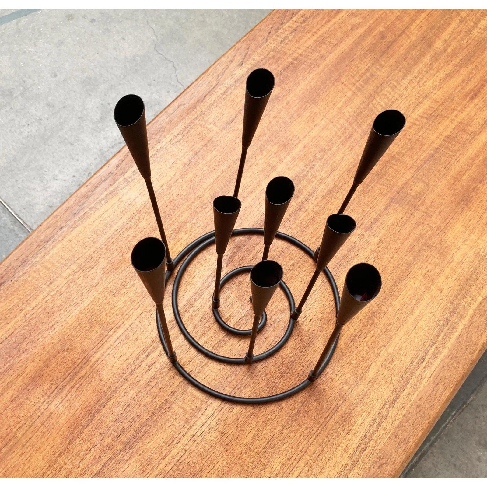 Brutalistischer Kandelaber mit neun Armen.
Die fein ausgeführten Arme sind schwarz ausgeführt und auf einen Spiralgang montiert.

Zusätzliche Informationen:
MATERIALIEN: Metall
Farbe: Schwarz
Stile: Brutalistisch
Zeitraum: 1960s
Artikel Typ: