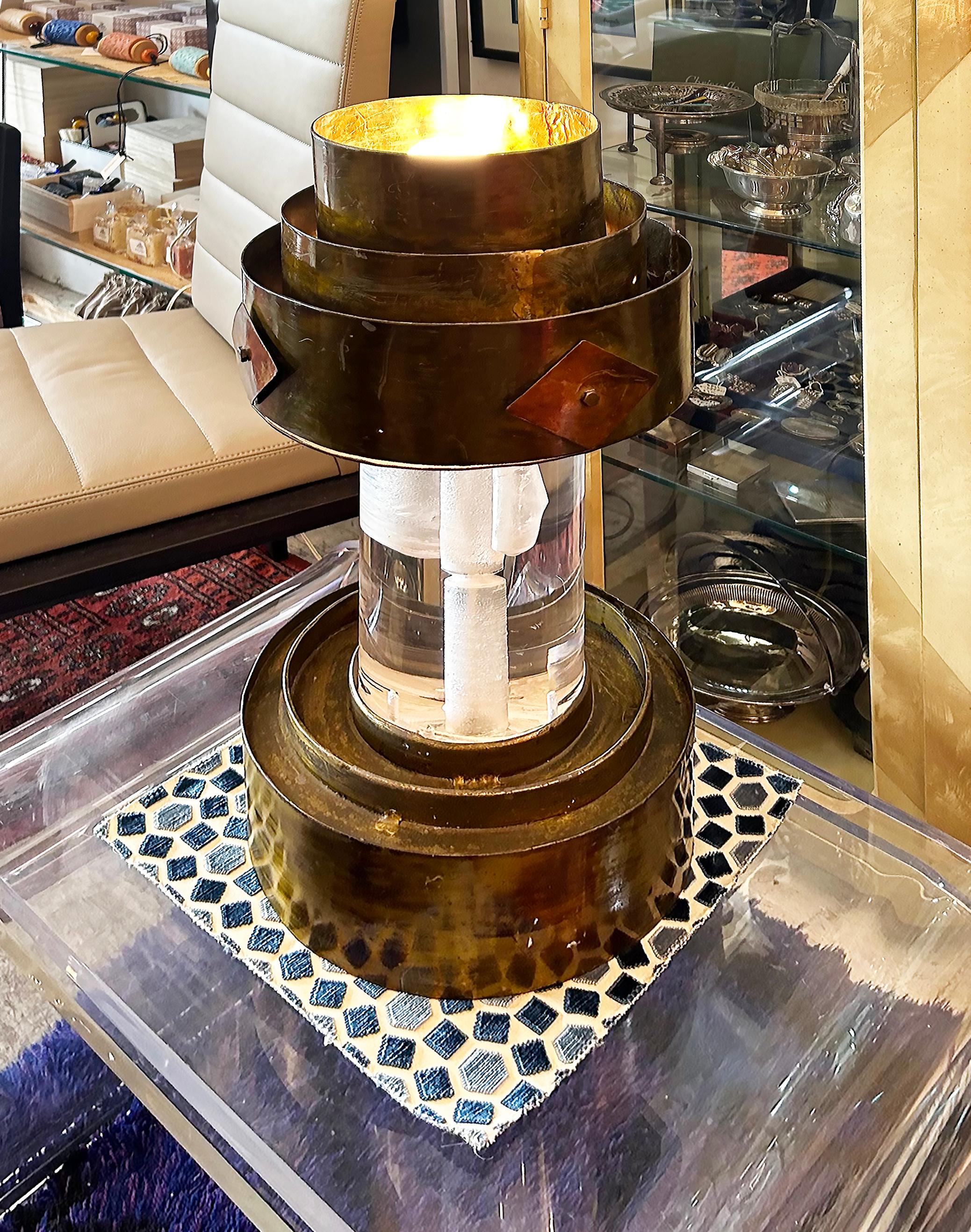 Lampe de table Brutalist Studio Craft du milieu du siècle en Lucite, laiton

Nous proposons à la vente une lampe de table en Lucite et laiton fabriquée par un studio brutaliste du milieu du siècle, datant de 1970. La Lucite s'illumine lorsqu'elle