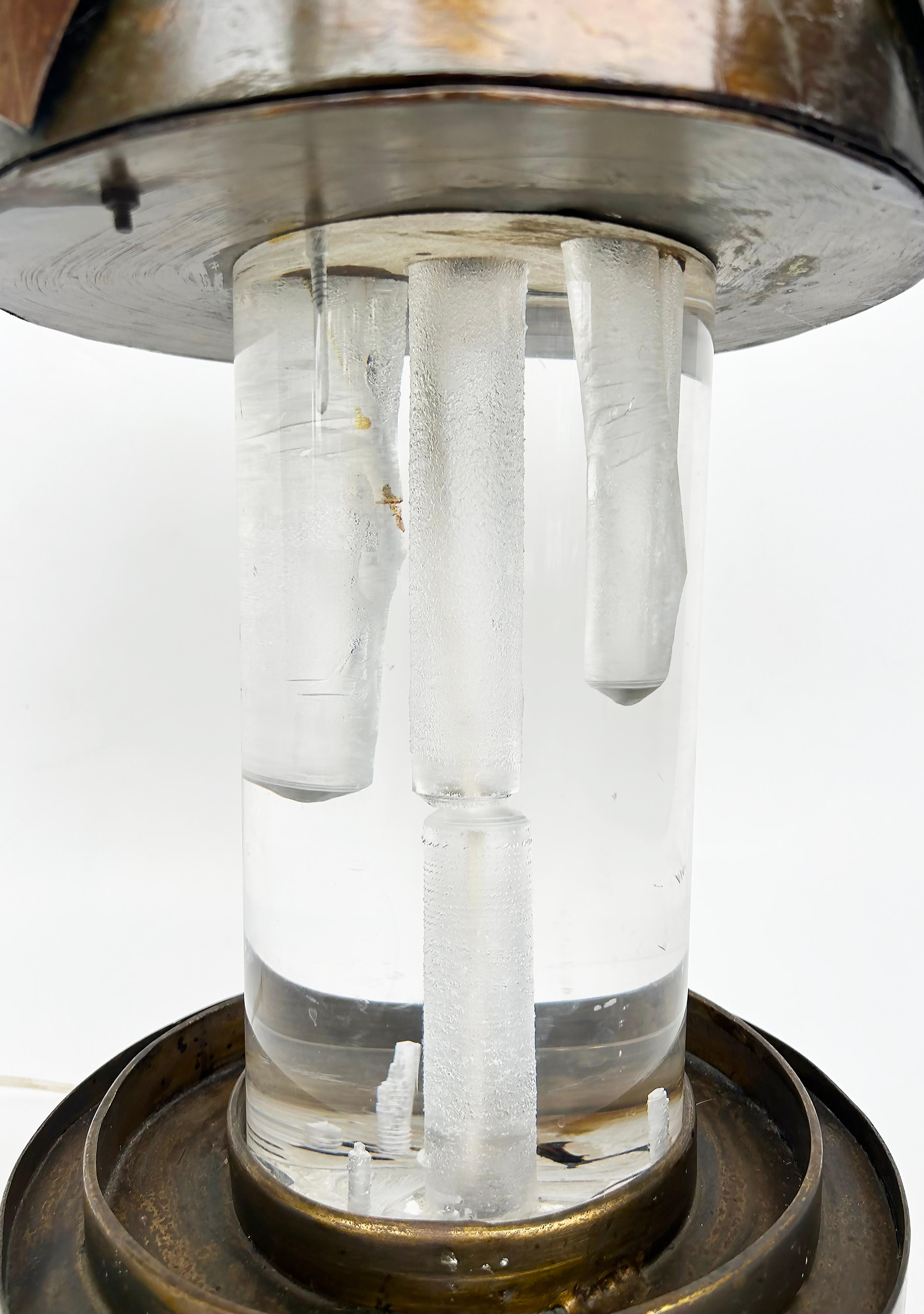 Brutalisme Lampe de table Brutalist Studio Craft du milieu du siècle en Lucite, laiton en vente