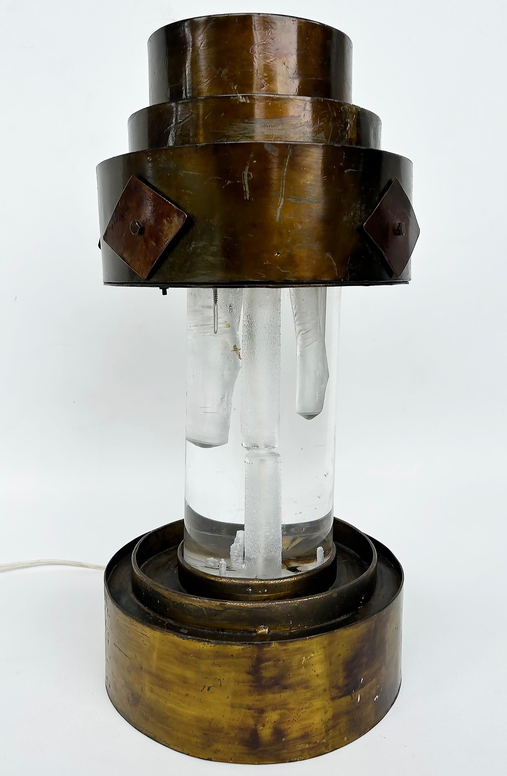 Lampe de table Brutalist Studio Craft du milieu du siècle en Lucite, laiton Bon état - En vente à Miami, FL