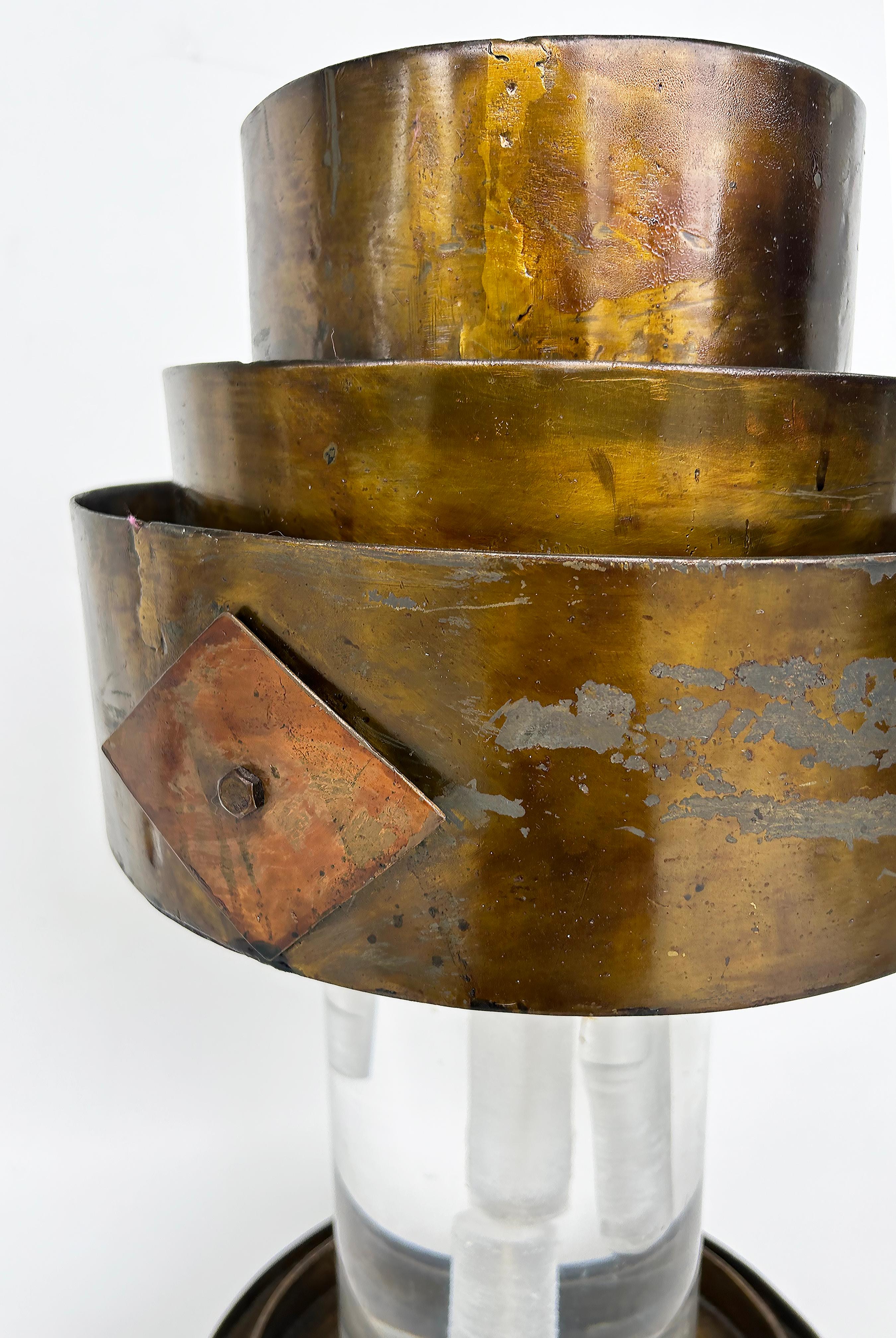 Fil de fer Lampe de table Brutalist Studio Craft du milieu du siècle en Lucite, laiton en vente