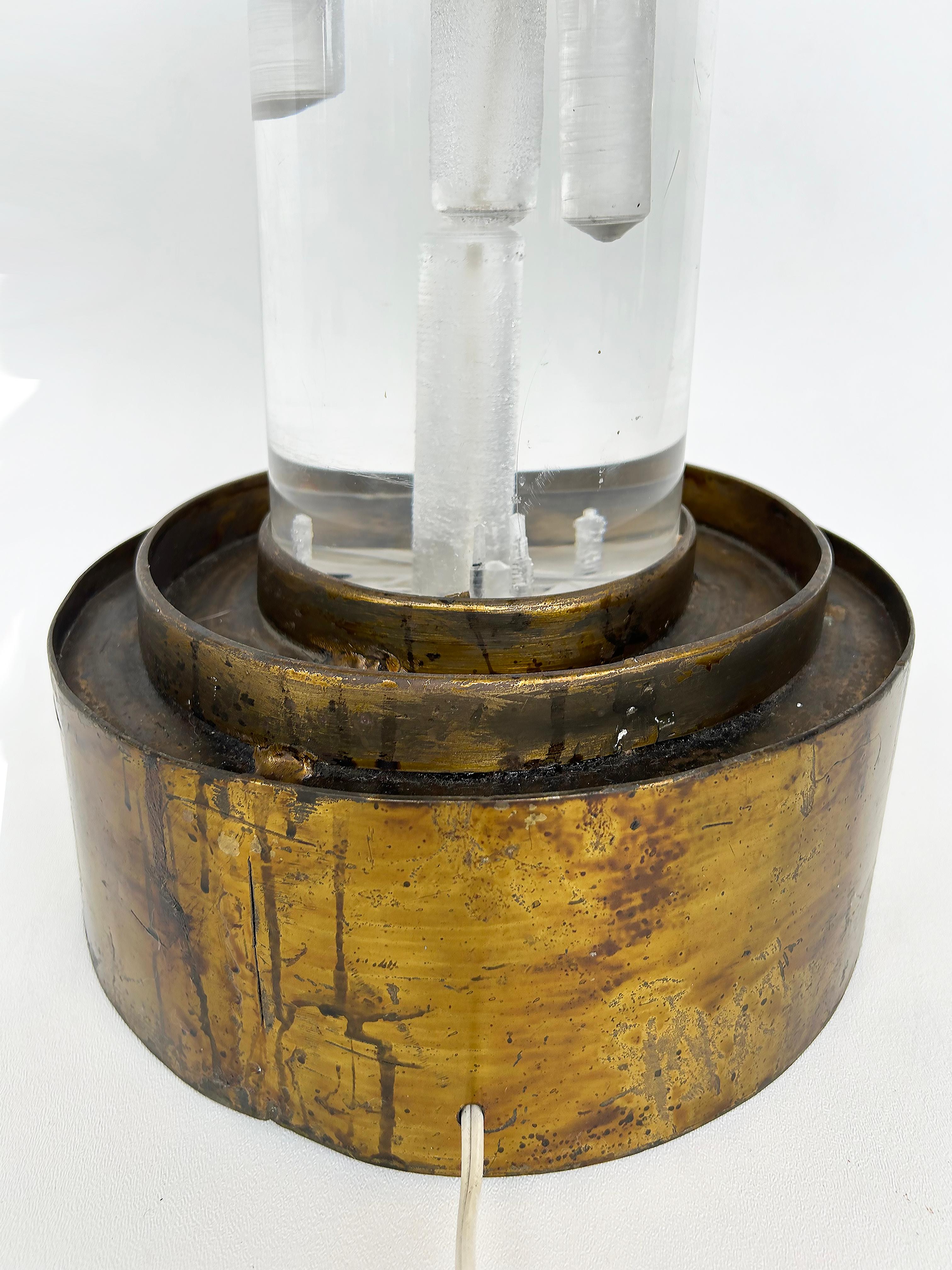 Lampe de table Brutalist Studio Craft du milieu du siècle en Lucite, laiton en vente 2