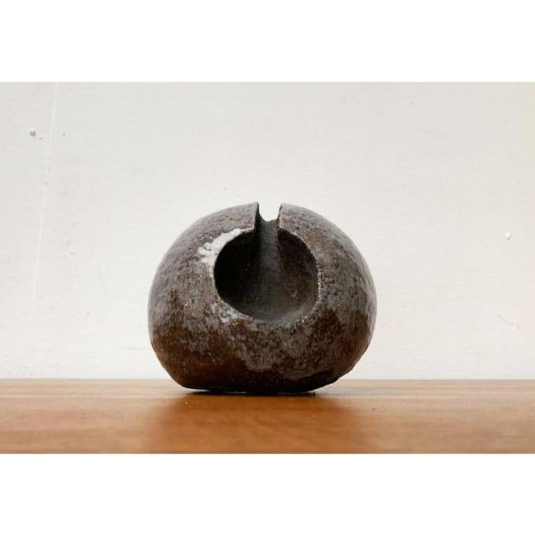 Sculpture d'art en poterie de studio brutaliste du milieu du siècle, années 1960, en très bon état. Conçu de 1960 à 1969.

Informations complémentaires :
Matériaux : Céramique
Couleur : marron
Styles : Brutaliste, moderne du milieu du siècle
Sujets