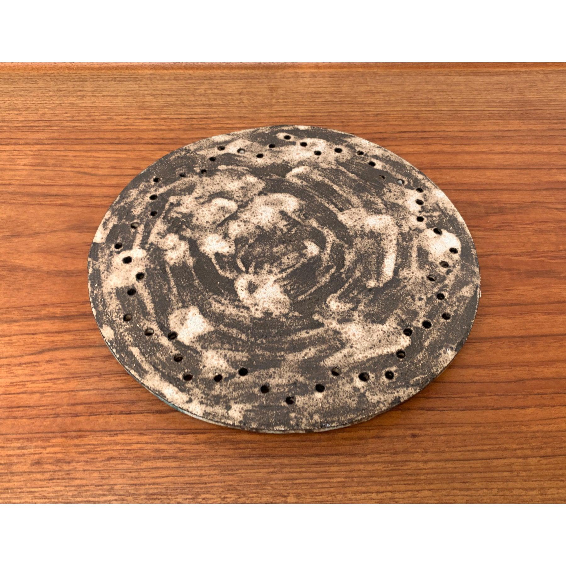Brutalisme Assiette à gâteaux en poterie Studio Brutalist du milieu du siècle, années 1960 en vente