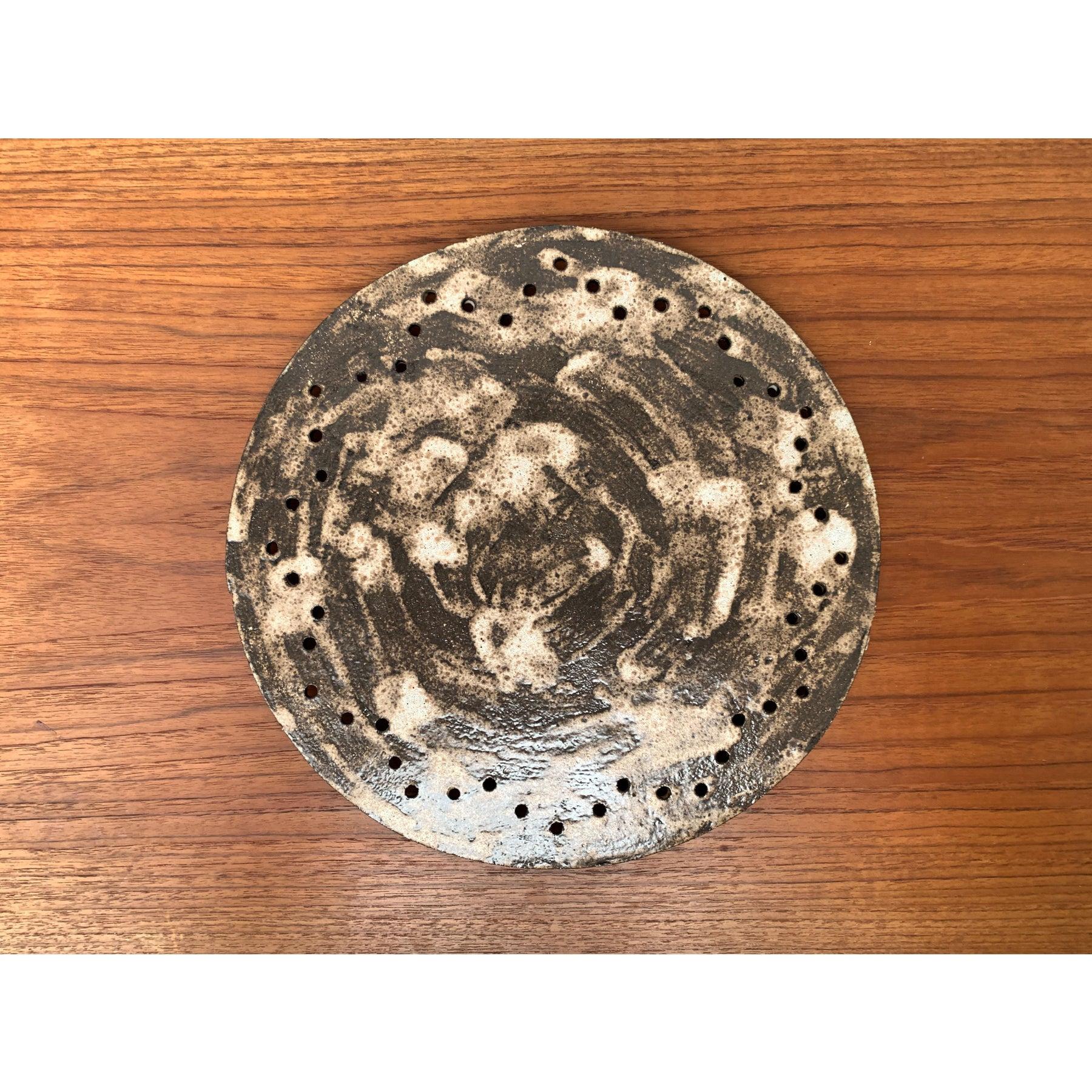 Céramique Assiette à gâteaux en poterie Studio Brutalist du milieu du siècle, années 1960 en vente