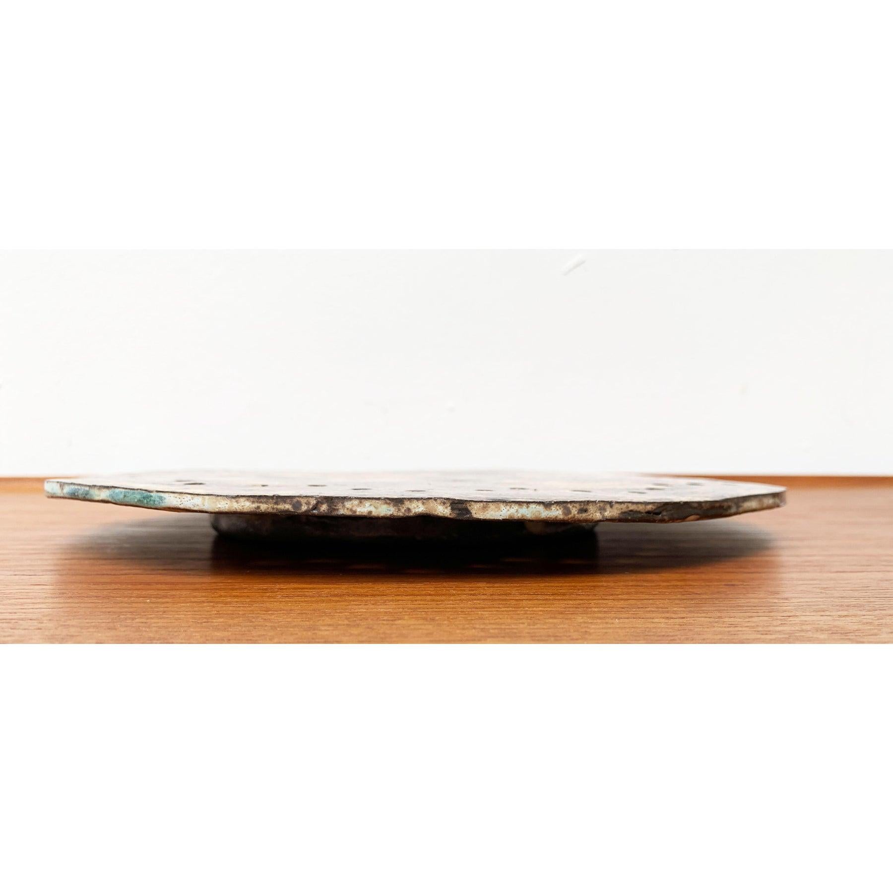 Assiette à gâteaux en poterie Studio Brutalist du milieu du siècle, années 1960 en vente 1