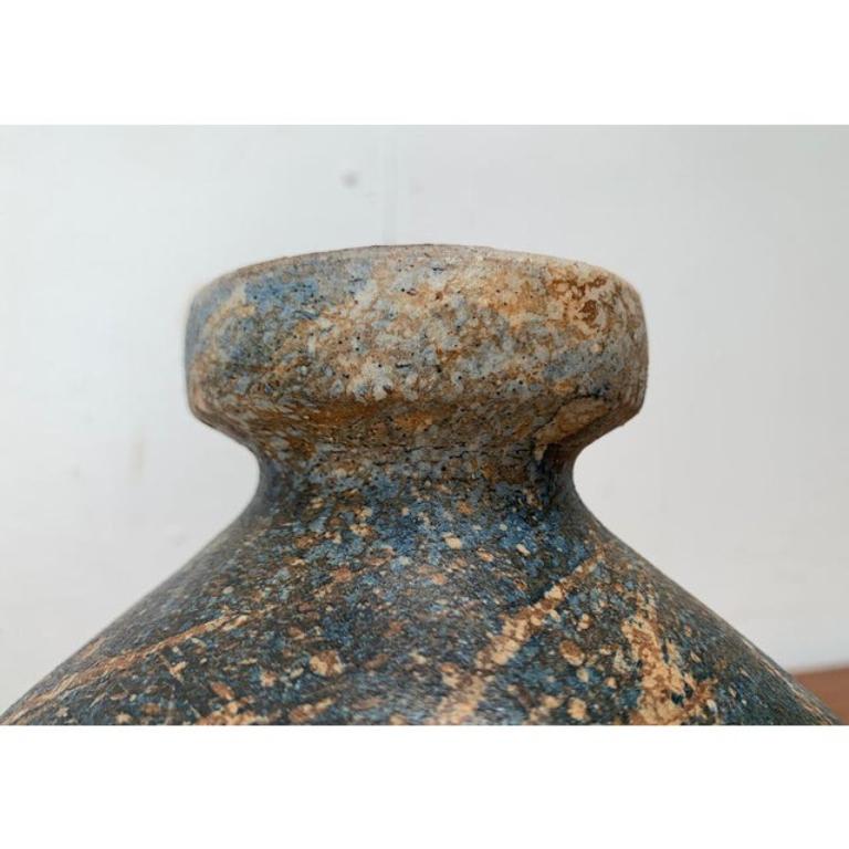 Brutalistische Studio-Keramikvase von Gerhard Liebenthron, Deutschland, 1970er Jahre, in sehr gutem Zustand. Entworfen 1960 bis 1969 Dieses Stück hat eine Zuordnungsmarke.

Zusätzliche Informationen:
MATERIALIEN: Keramik
Farbe: Beige
Stile: