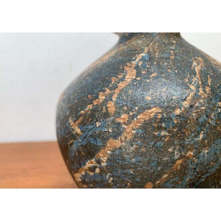 Brutalistische Studio-Keramikvase aus der Mitte des Jahrhunderts von Gerhard Liebenthron, Deutschland, 1970er Jahre im Angebot 1