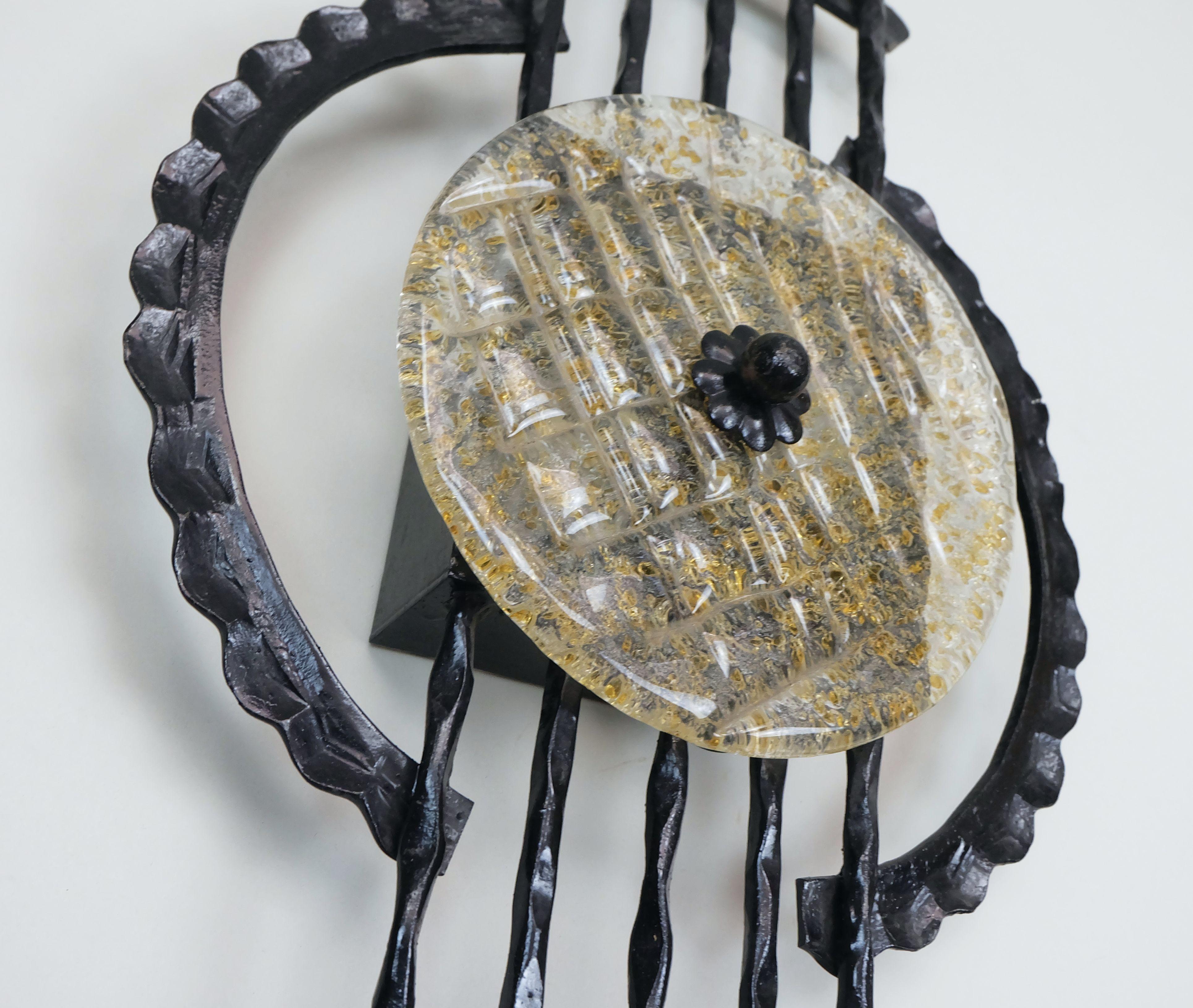 Aplique de pared de hierro forjado y cristal estilo brutalista de mediados de siglo década de 1960 década de 1970 Brutalista en venta