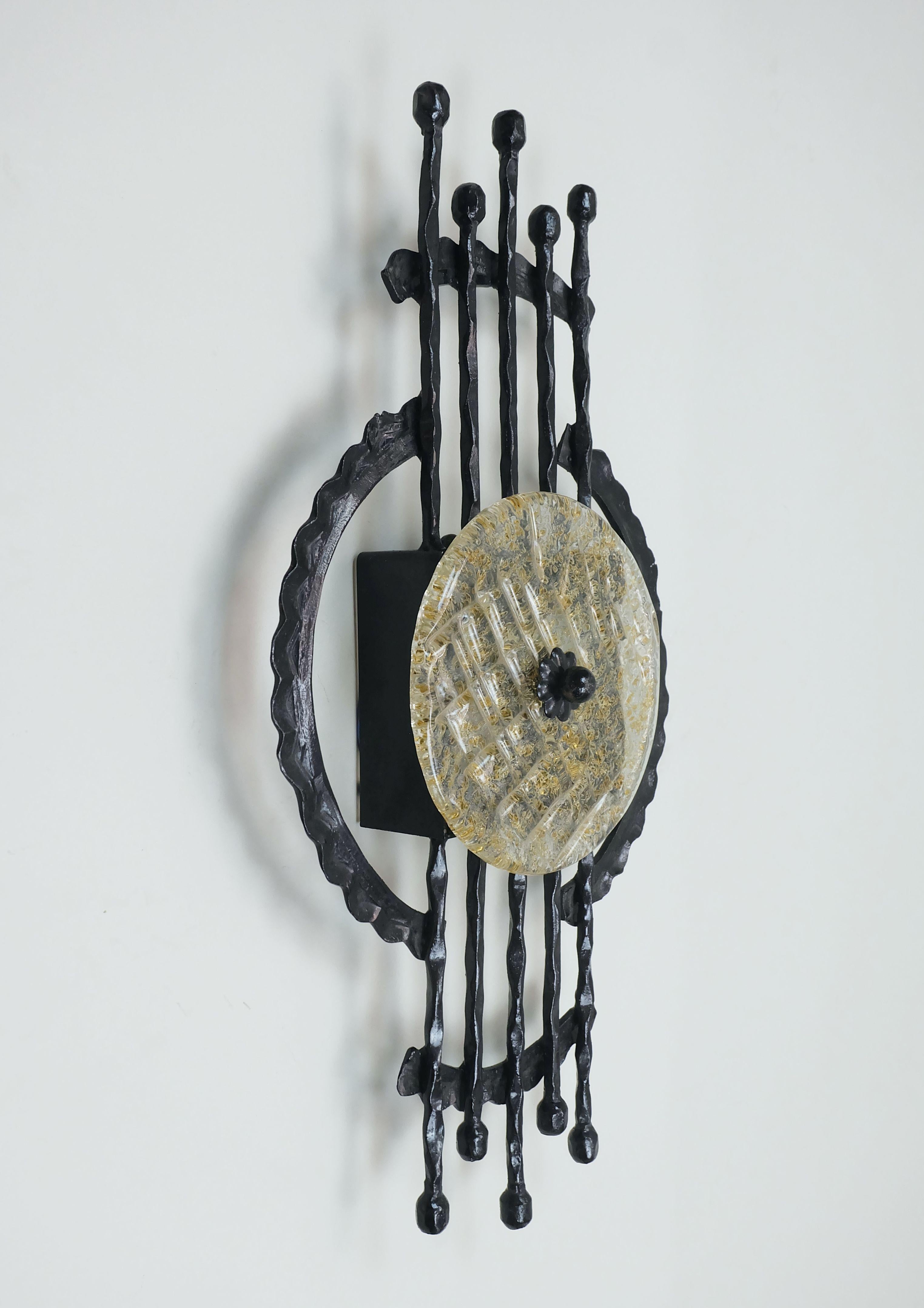 Aplique de pared de hierro forjado y cristal estilo brutalista de mediados de siglo década de 1960 década de 1970 Alemán en venta