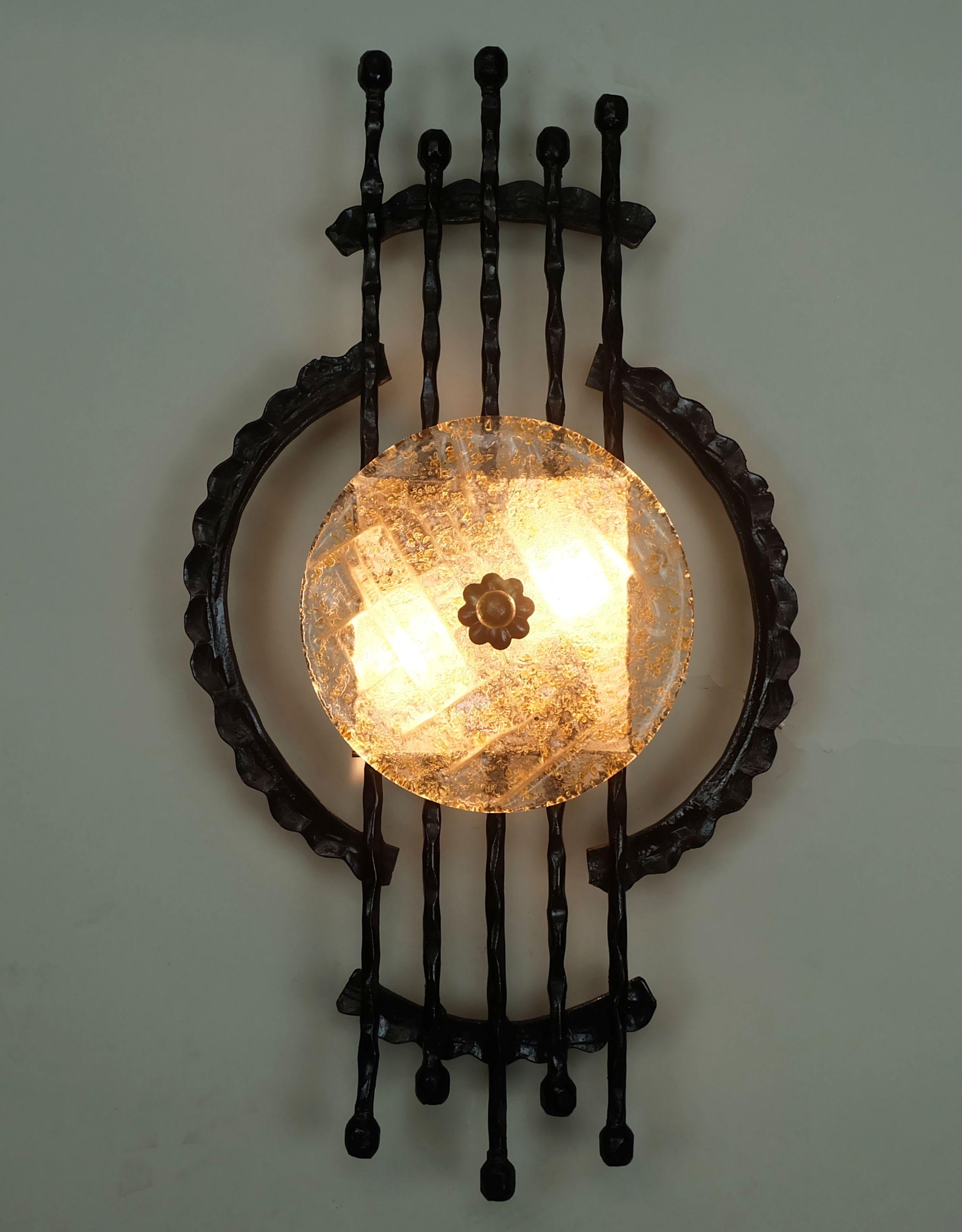 Aplique de pared de hierro forjado y cristal estilo brutalista de mediados de siglo década de 1960 década de 1970 en Bueno estado para la venta en Mannheim, DE