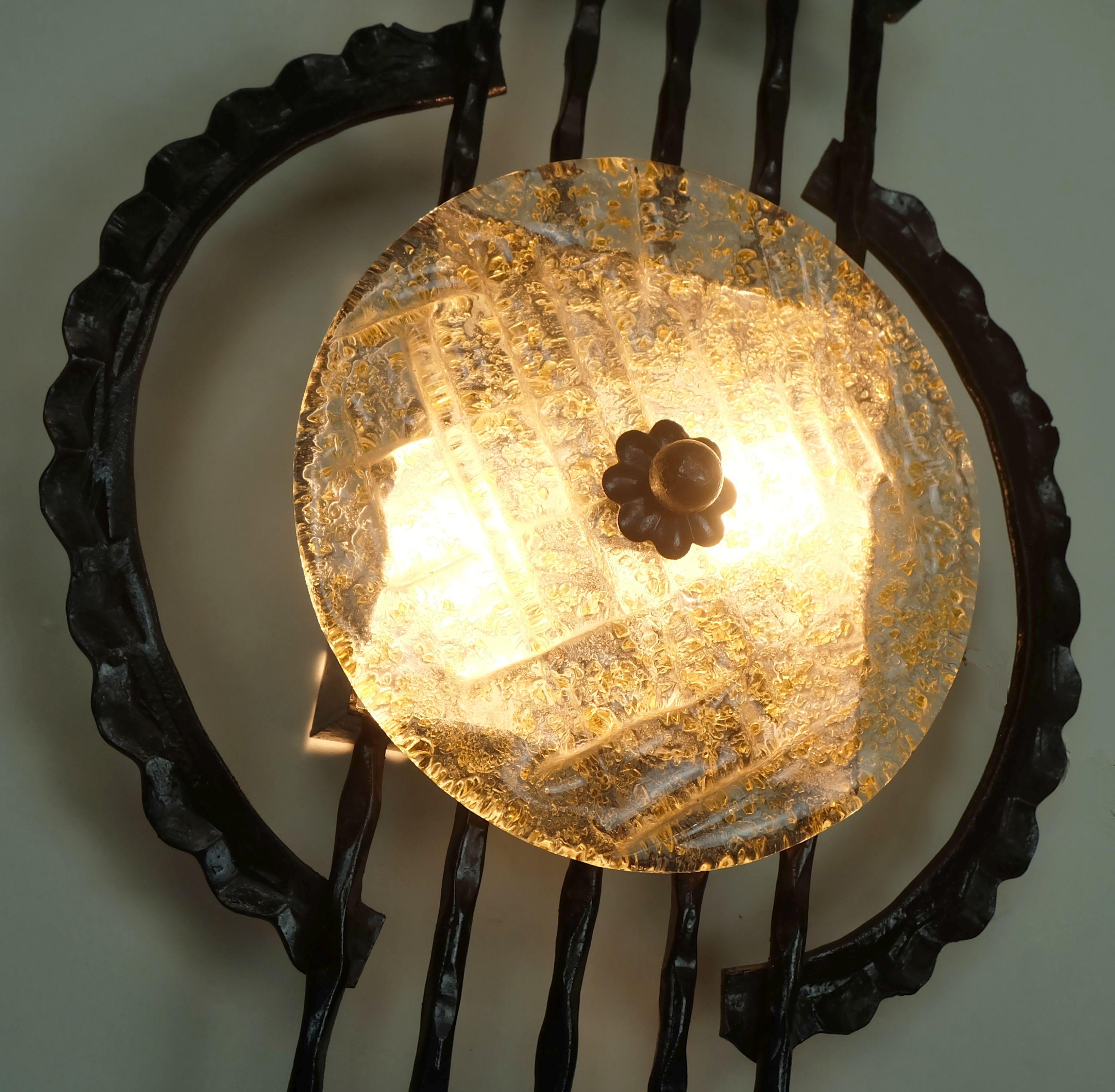 Aplique de pared de hierro forjado y cristal estilo brutalista de mediados de siglo década de 1960 década de 1970 mediados del siglo XX en venta