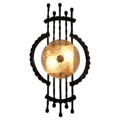 Aplique de pared de hierro forjado y cristal estilo brutalista de mediados de siglo década de 1960 década de 1970