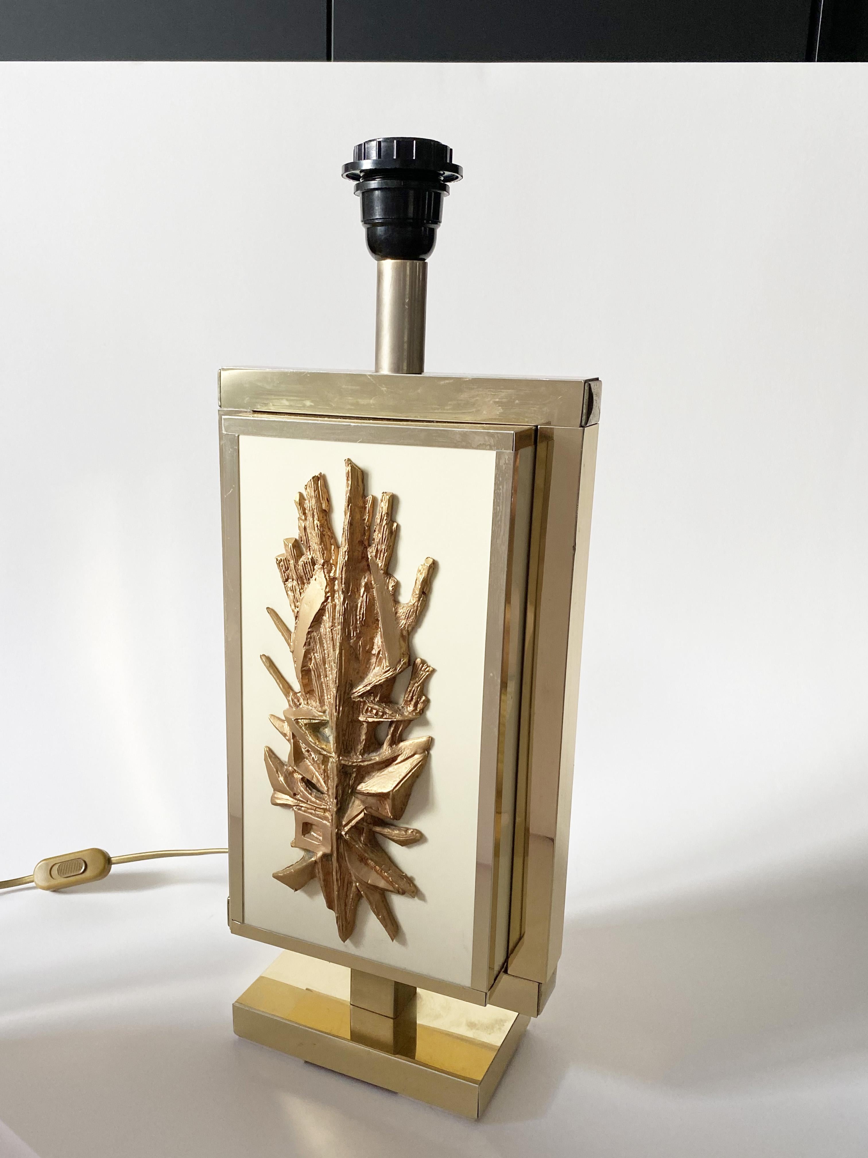 Mid-century Brutalist Table Lamp in Brass and Resin by Philippe Cheverny, 1970s.
Good condition, some scratches.