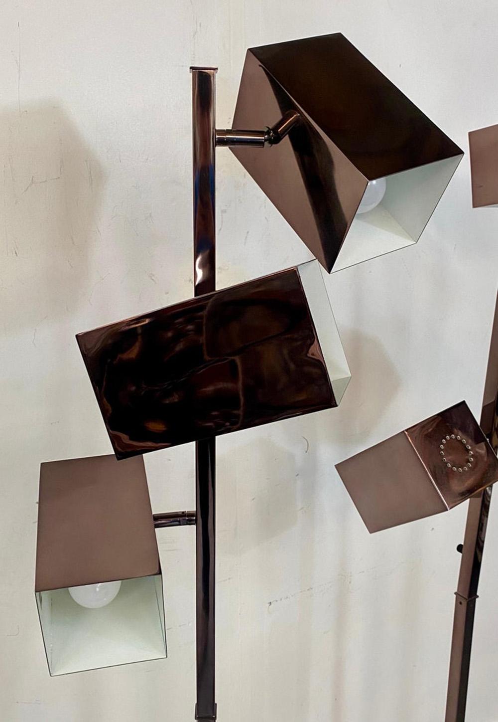 Paire de lampes modernes du milieu du siècle  avec des lampadaires cubistes à l'allure brutale de Robert Sonneman. Fabriqué en métal de haute qualité avec une finition en cuivre,  les lampadaires d'exception comportent trois lampes avec un abat-jour