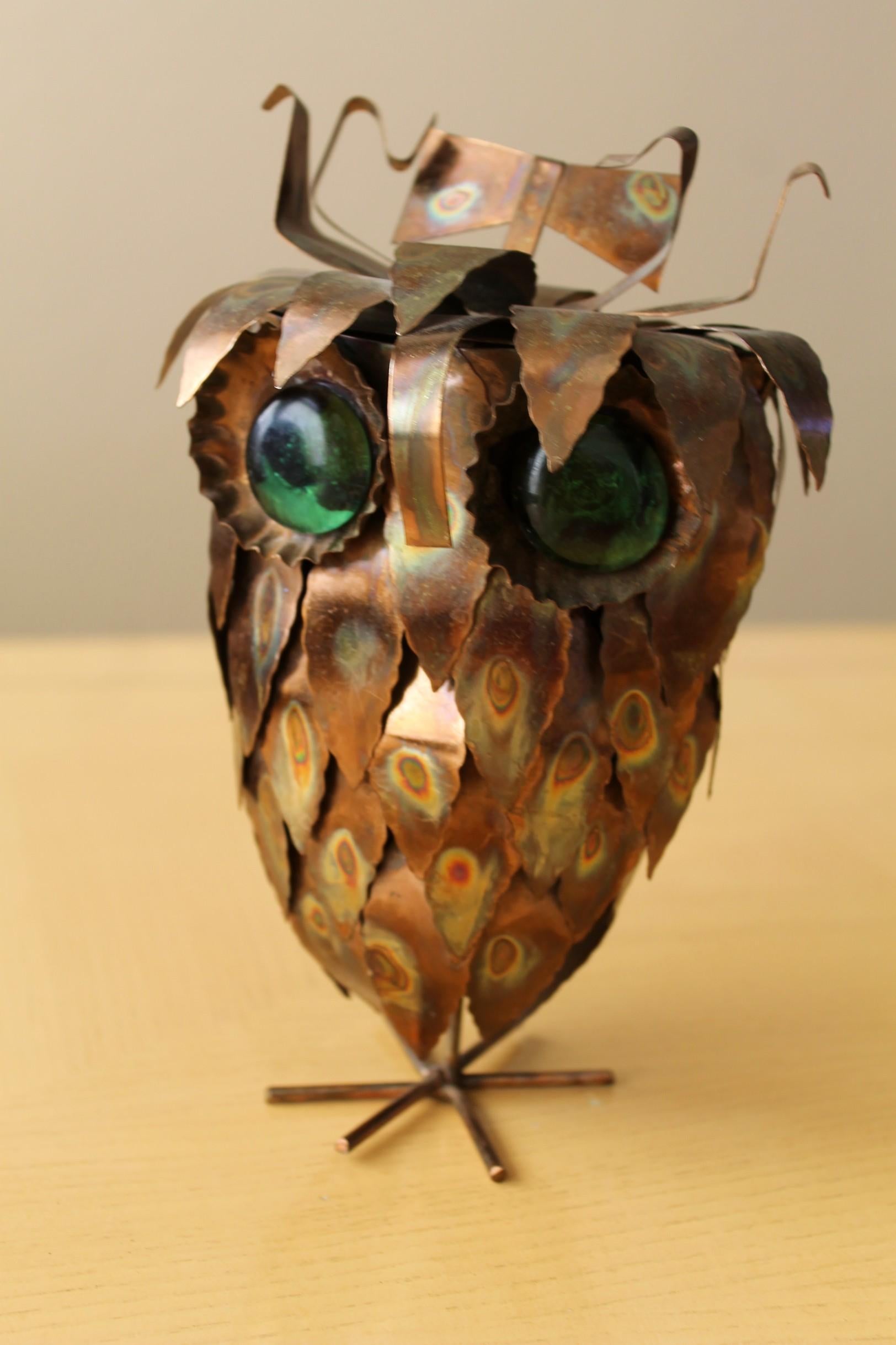 Adorable!

Mid Cnetury Modern
Brutalist Torch Cut 
Metal Owl

Green Eyes

Here is a marvelous 1970s brutalist, torch cut owl with a very appealing look!  These owls were made popular by metal artisan Curtis Jere.   This piece is an iconic example of