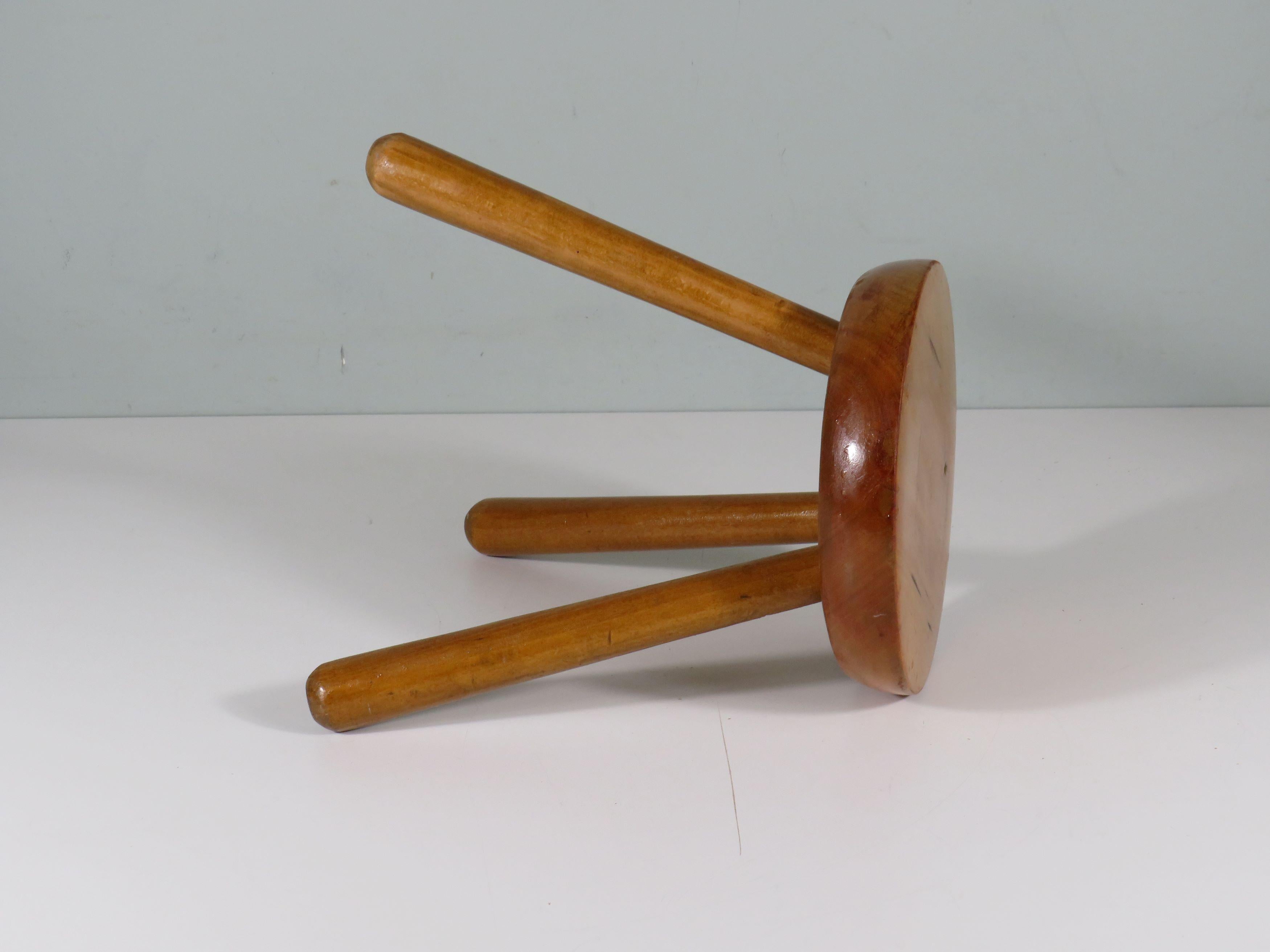 Mid century, brutalist tripod stool in the style of Perriand. France 1960s In Good Condition In Herentals, BE