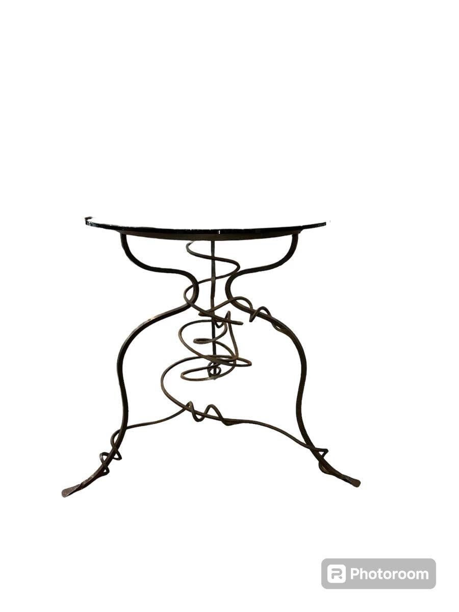 Brutalisme Table en métal torsadé avec plateau en verre BRUTALIST du milieu du siècle dernier en vente