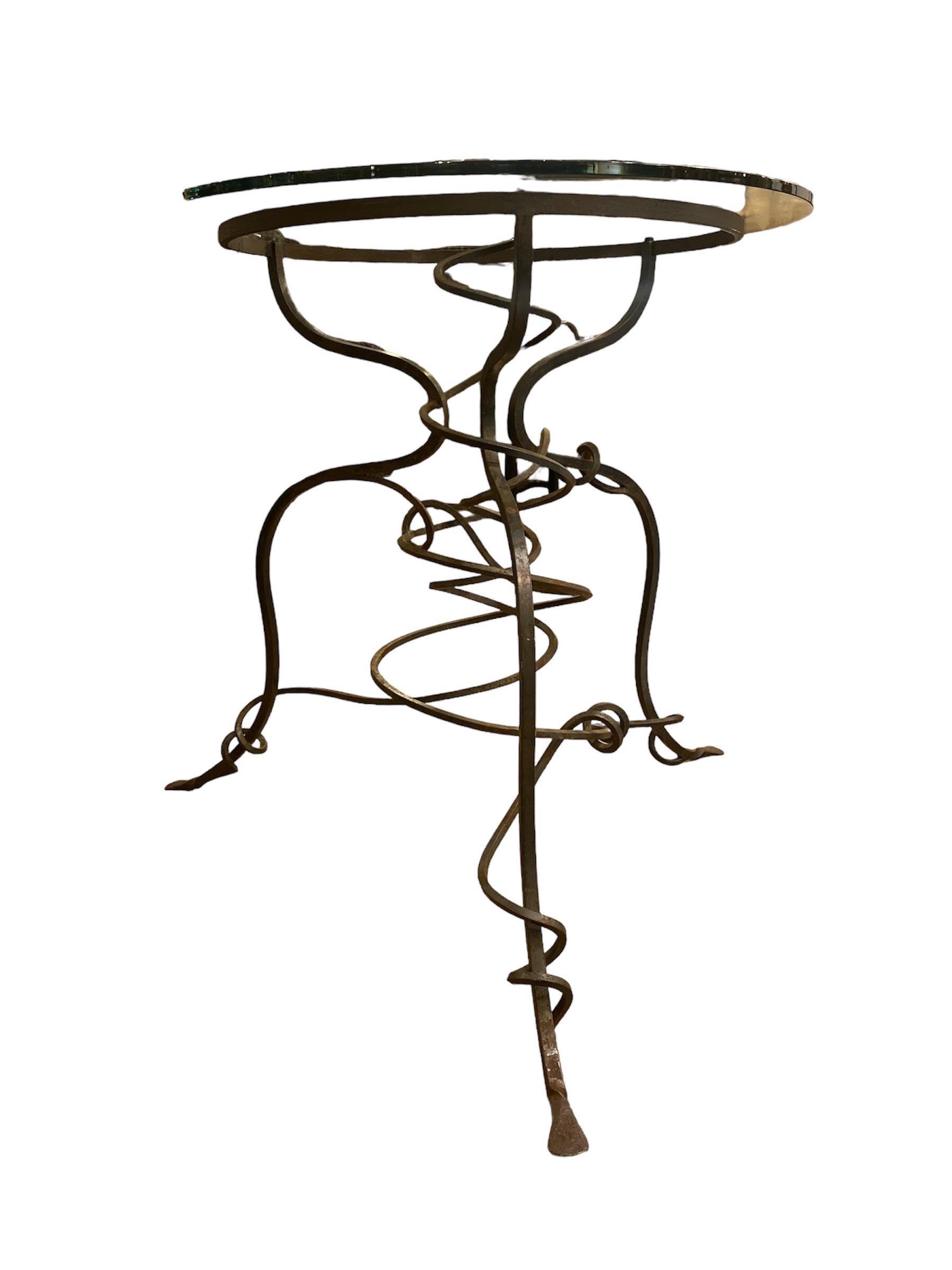 Français Table en métal torsadé avec plateau en verre BRUTALIST du milieu du siècle dernier en vente