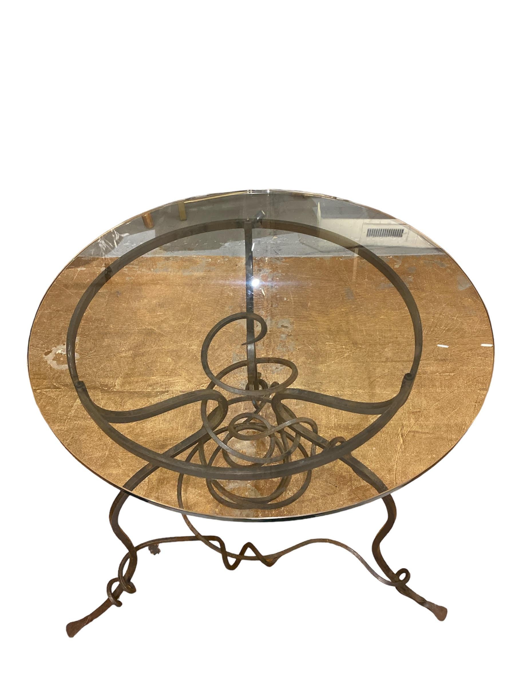 Table en métal torsadé avec plateau en verre BRUTALIST du milieu du siècle dernier Excellent état - En vente à Pasadena, CA