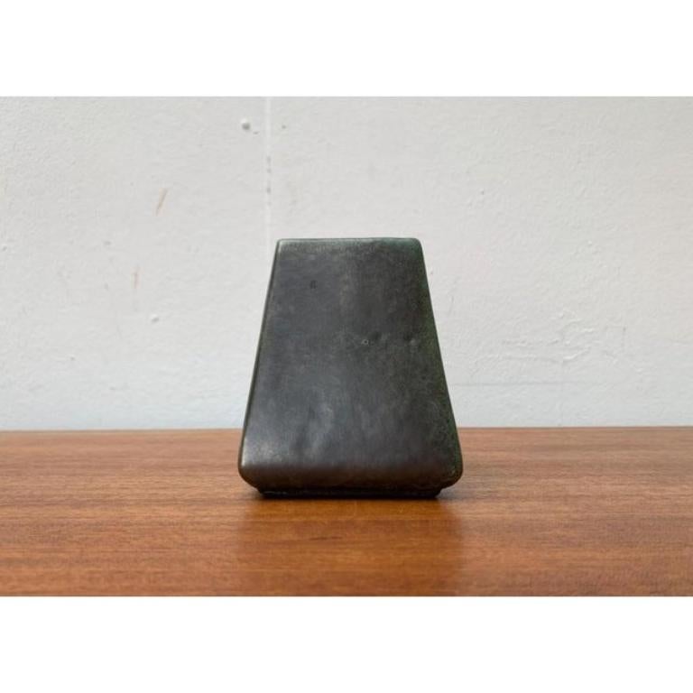 Brutalistische Vase aus der Jahrhundertmitte von BKW Böttger Keramik Wandsbek, Hamburg, Deutschland, 1960er Jahre, in sehr gutem Zustand. Entworfen 1960 bis 1969 Dieses Stück hat eine Zuordnungsmarke.

Zusätzliche Informationen:
MATERIALIEN: