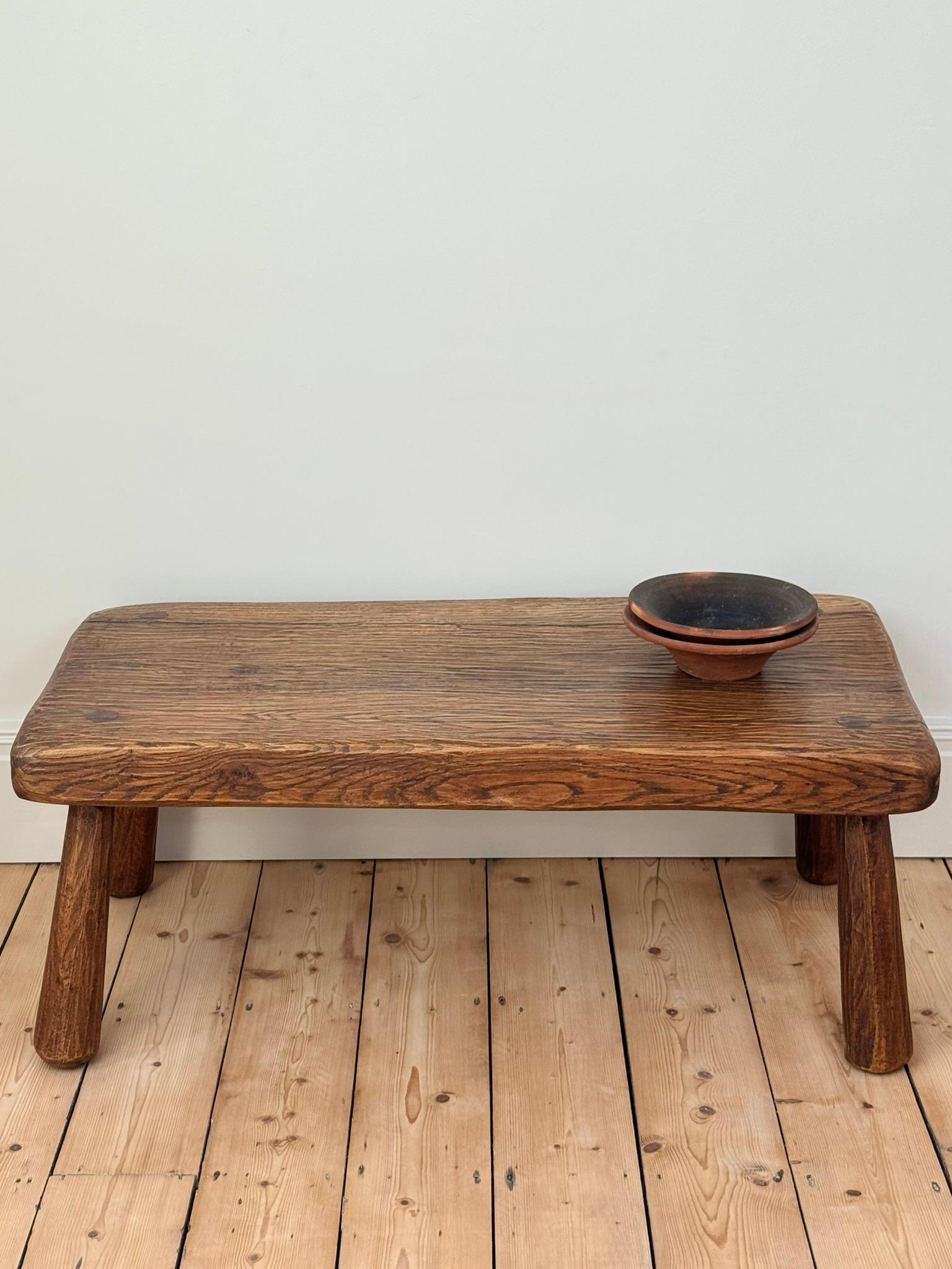 Table basse en chêne massif.

Bon état vintage avec seulement de légères imperfections de surface.

Belle texture et forme organique.

H43 x L110 x P57cm