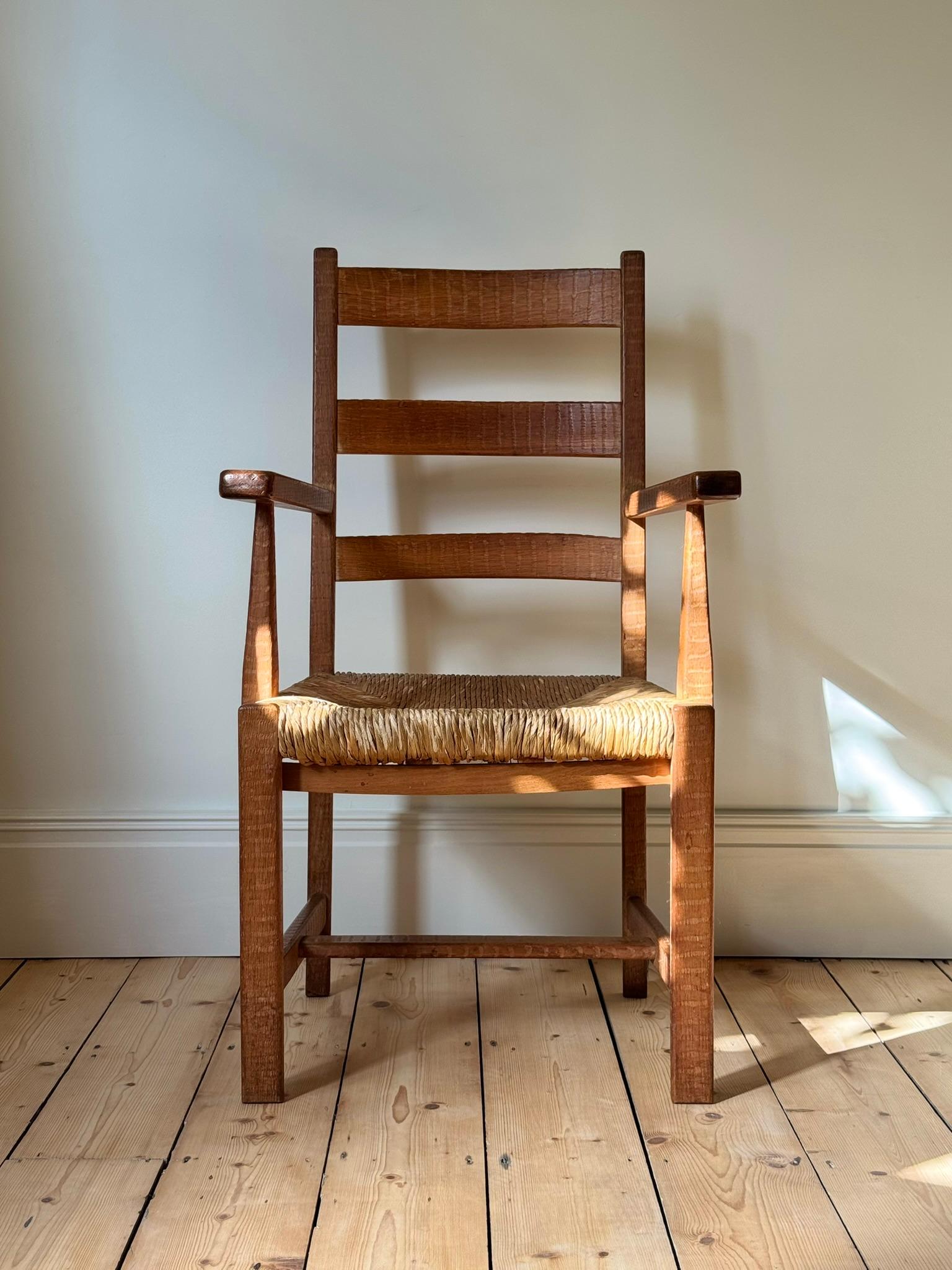 Un sillón brutalista con detalles de líneas al aguafuerte. Buen estado vintage, con algunas marcas de agua en el bastidor y signos de desgaste en el asiento original de junco. Cómodo y resistente.

Alto 104 x Ancho 60 x Fondo 47 cm