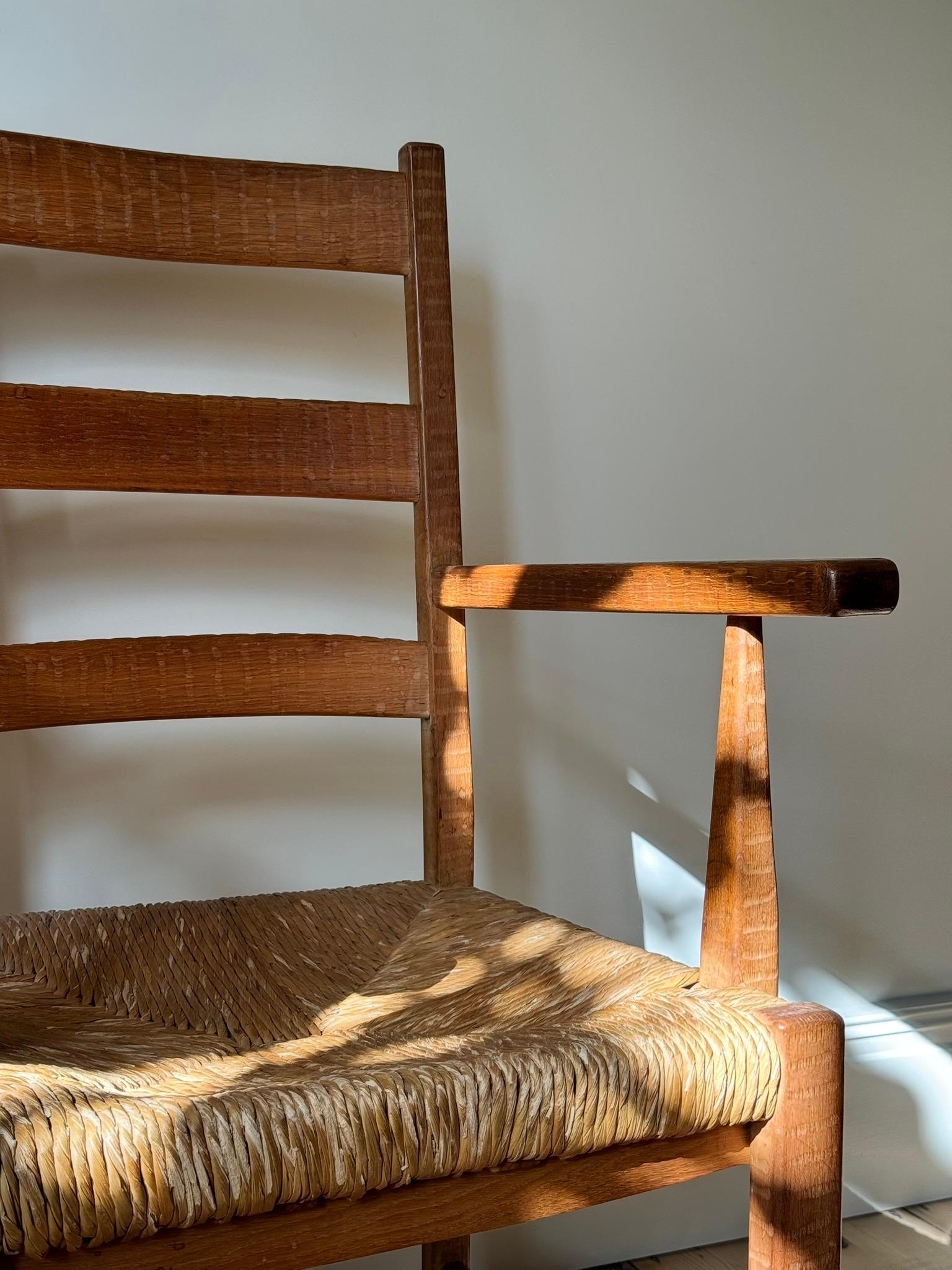 Sillón de madera brutalista de mediados de siglo en venta 1