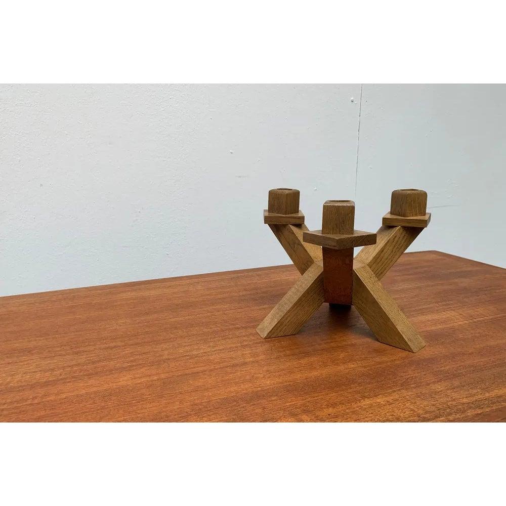 Brutalistischer Holz-Kerzenhalter aus der Jahrhundertmitte, in sehr gutem Zustand. Entworfen 1960 bis 1969.

Zusätzliche Informationen:
MATERIALIEN: Holz
Farbe: Braun
Stile: Brutalistisch
Zeitraum: 1960s
Artikel Typ: Vintage, antik oder aus