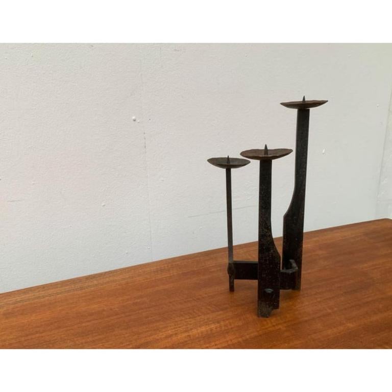 Brutalistischer schmiedeeiserner Kerzenständer aus der Jahrhundertmitte, in sehr gutem Zustand. Entworfen 1960 bis 1969

Zusätzliche Informationen:
Farbe: Schwarz
Stile: Brutalismus, Moderne Mitte des Jahrhunderts
Artikel Typ: Vintage, antik oder