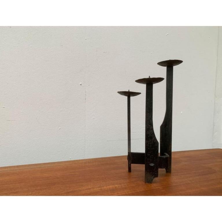 Brutalistischer schmiedeeiserner Kerzenständer aus der Jahrhundertmitte im Angebot 4