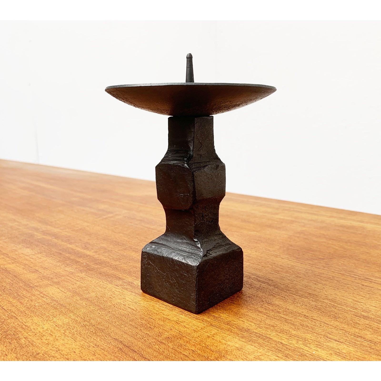 Mitte des Jahrhunderts Brutalist Schmiedeeisen Kerzenhalter, in sehr gutem Zustand. Entworfen 1960 bis 1969.

Zusätzliche Informationen:
MATERIALIEN: Metall
Farbe: Schwarz
Stile: Brutalismus, Moderne Mitte des Jahrhunderts
Zeitraum: 1960s
Artikel