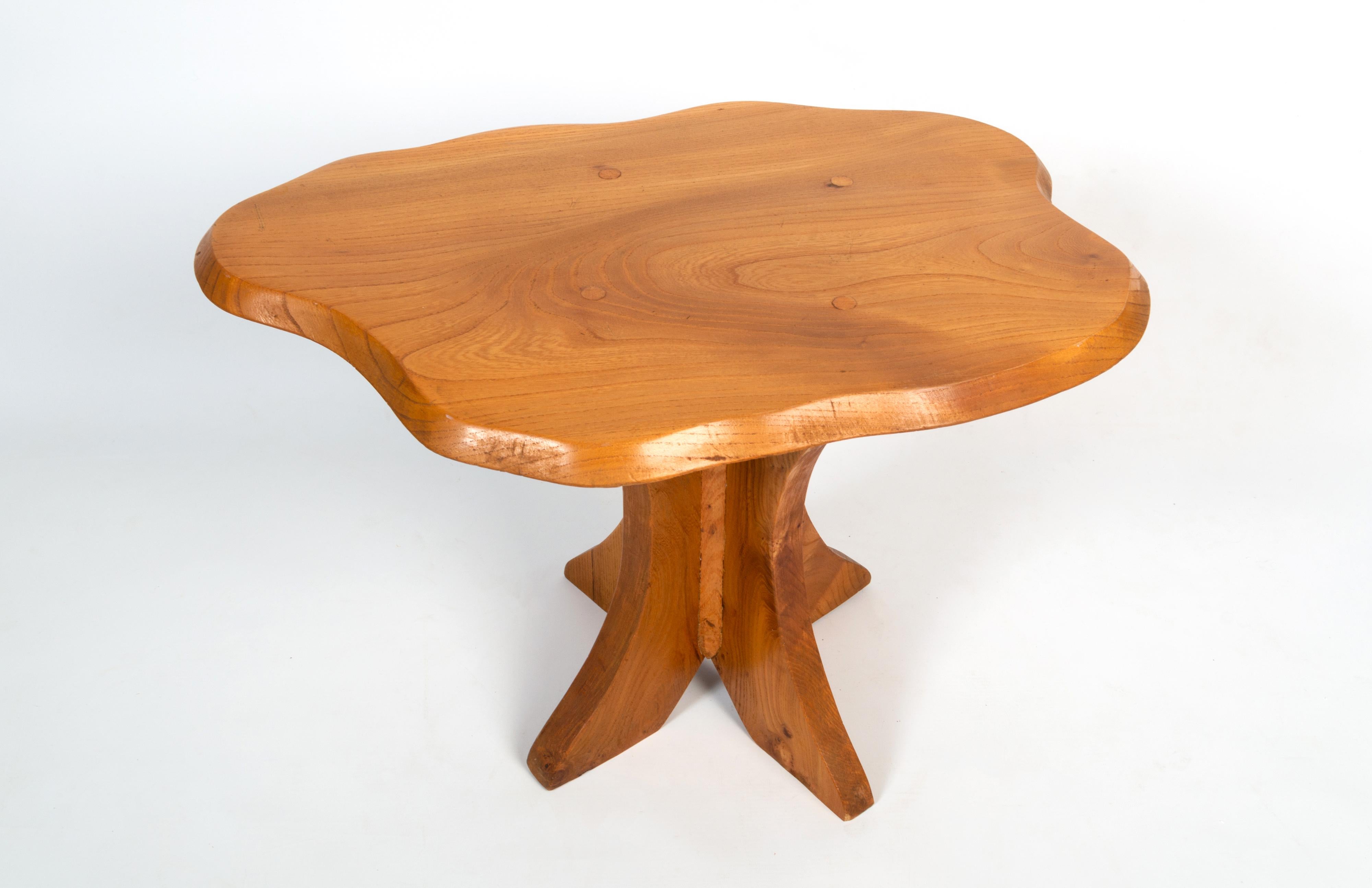 Skulpturaler Beistelltisch aus Eibenholz im Stil des Brutalismus, England, ca. 1970 im Zustand „Gut“ im Angebot in London, GB