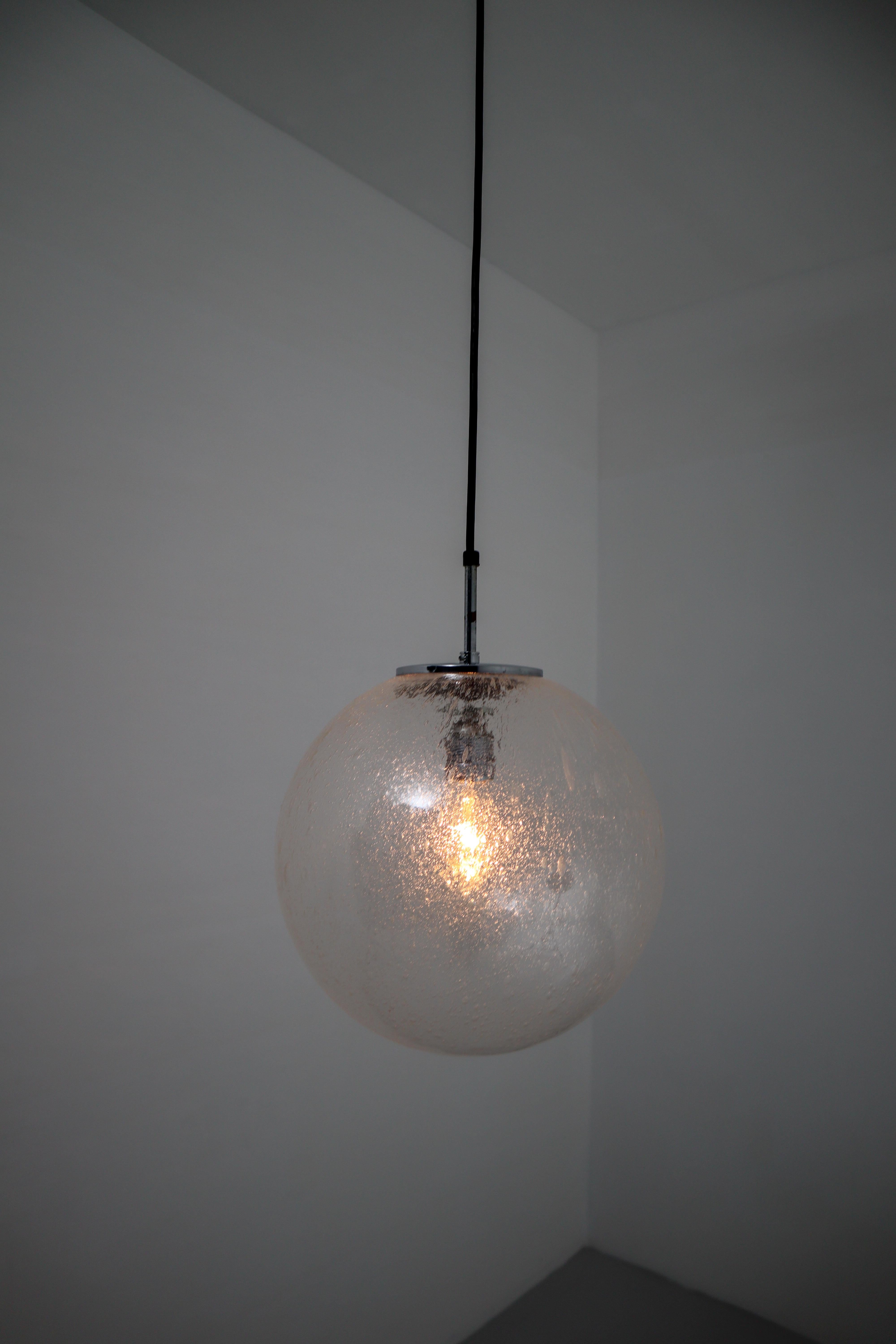 Lampade a sospensione a globo in vetro soffiato a mano e hardware cromato. Sono stati prodotti negli anni '70 dal produttore tedesco di vetro di alta gamma Glashütte Limburg. 7 pezzi disponibili.