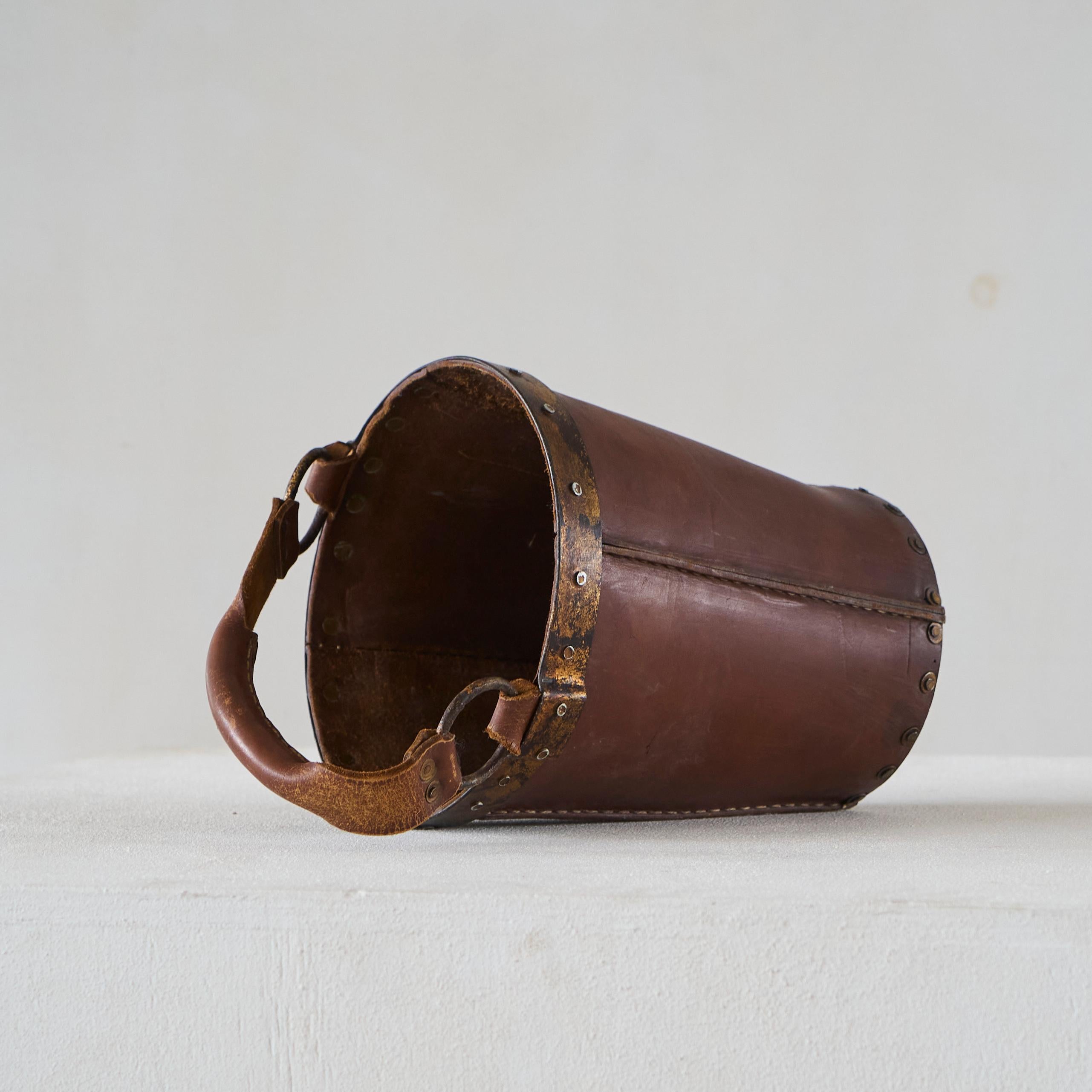 Mid Century Bucket or Basket in Leather and Metal Europeo en venta