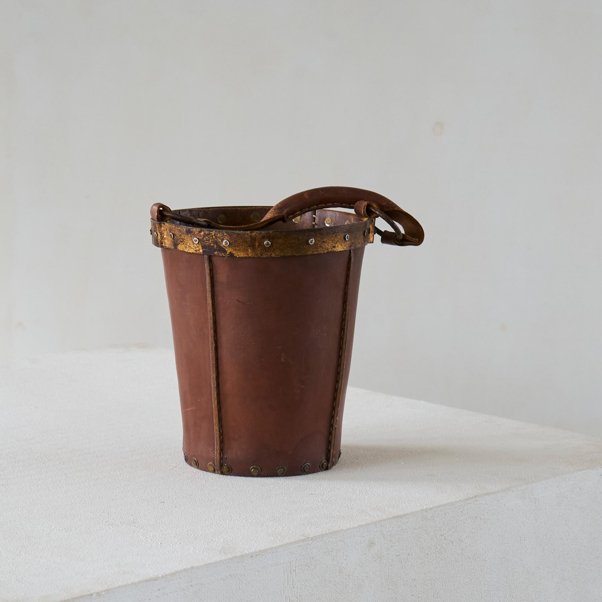 Mid Century Bucket or Basket in Leather and Metal Hecho a mano en venta