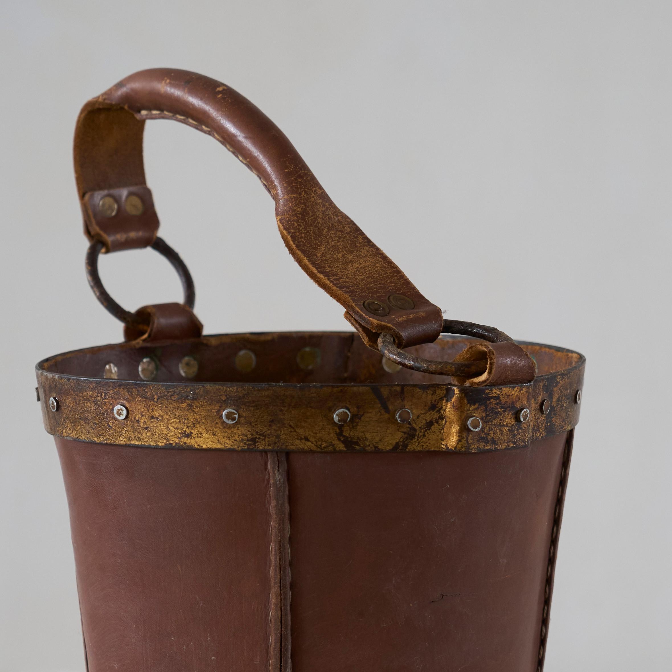 Mid Century Bucket or Basket in Leather and Metal en Bueno estado para la venta en Tilburg, NL