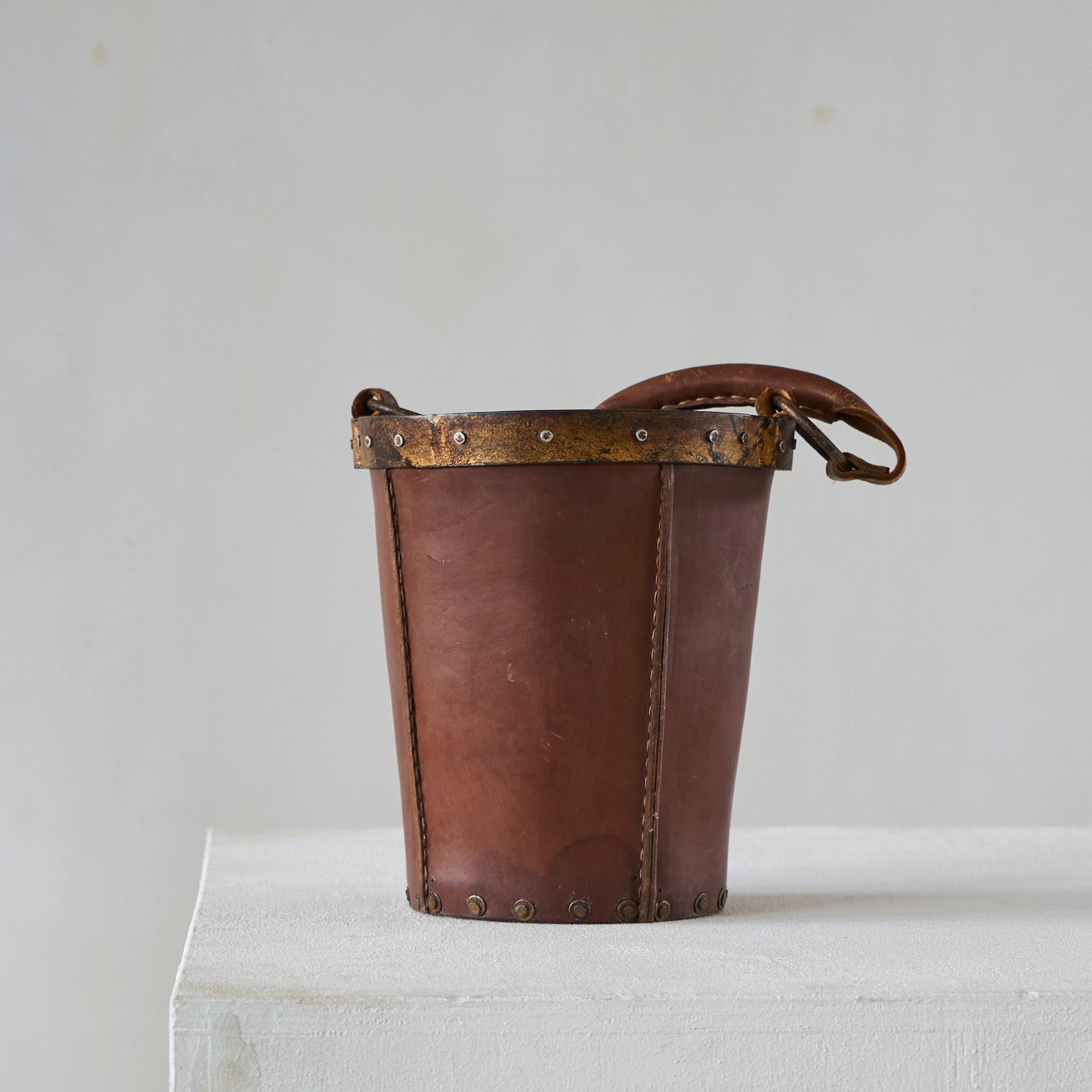 Mid Century Bucket or Basket in Leather and Metal en venta 1