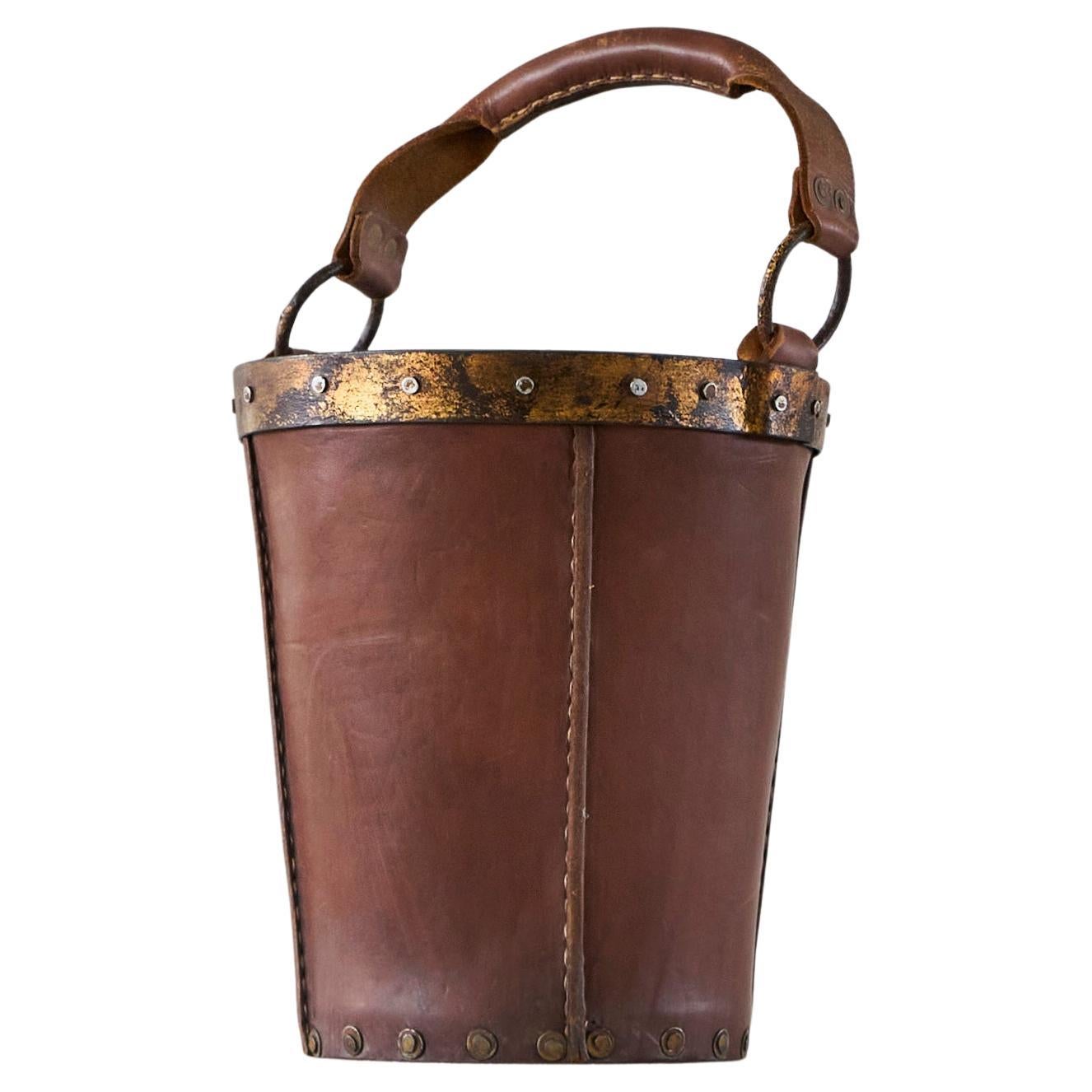 Mid Century Bucket or Basket in Leather and Metal en venta