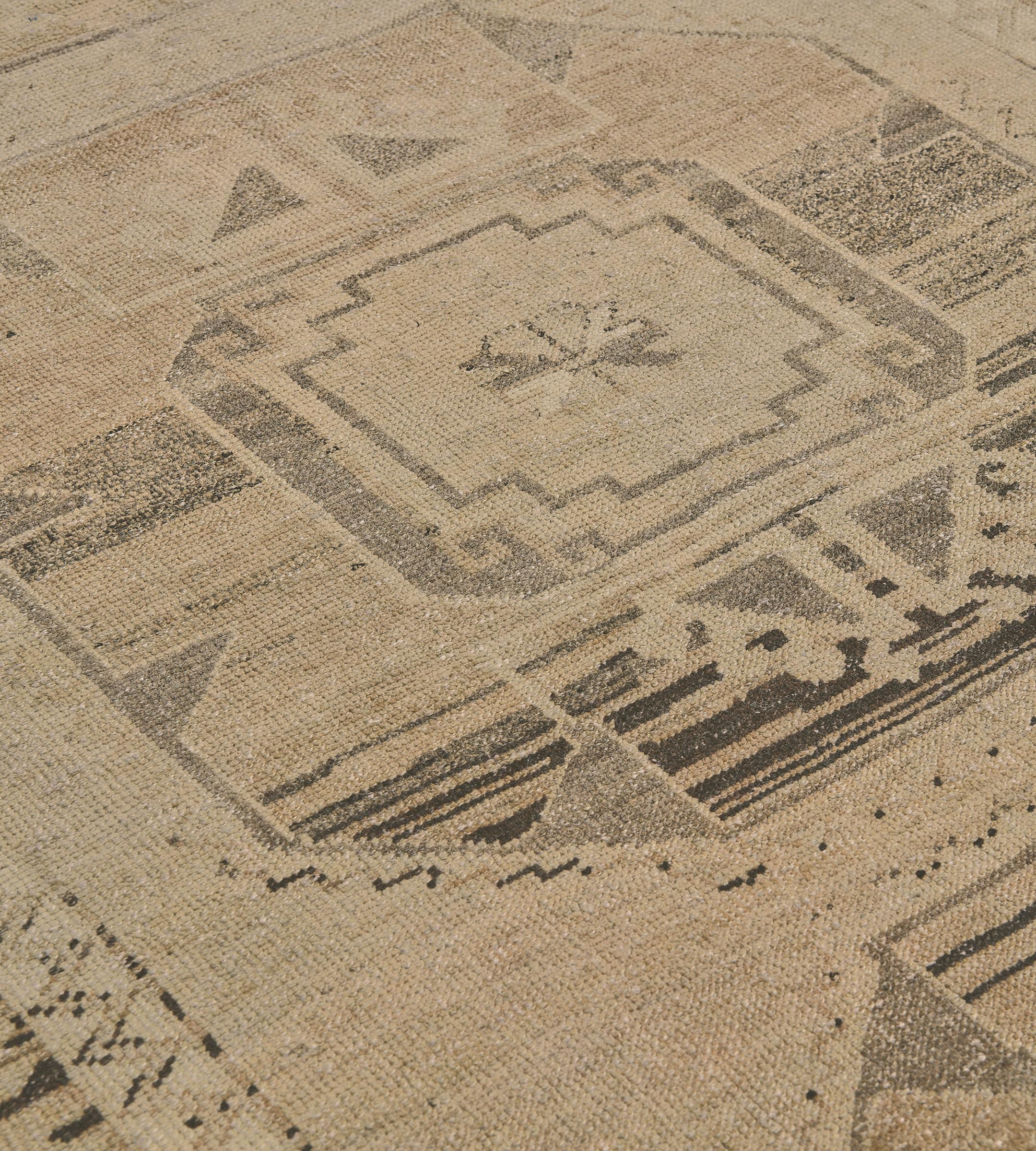 Esta alfombra turca de mediados de siglo presenta un campo marrón topo con una columna de cinco rombos octogonales de color gris topo, cada uno de ellos con un rombo escalonado central marrón topo y un panel en forma de gancho por encima y por