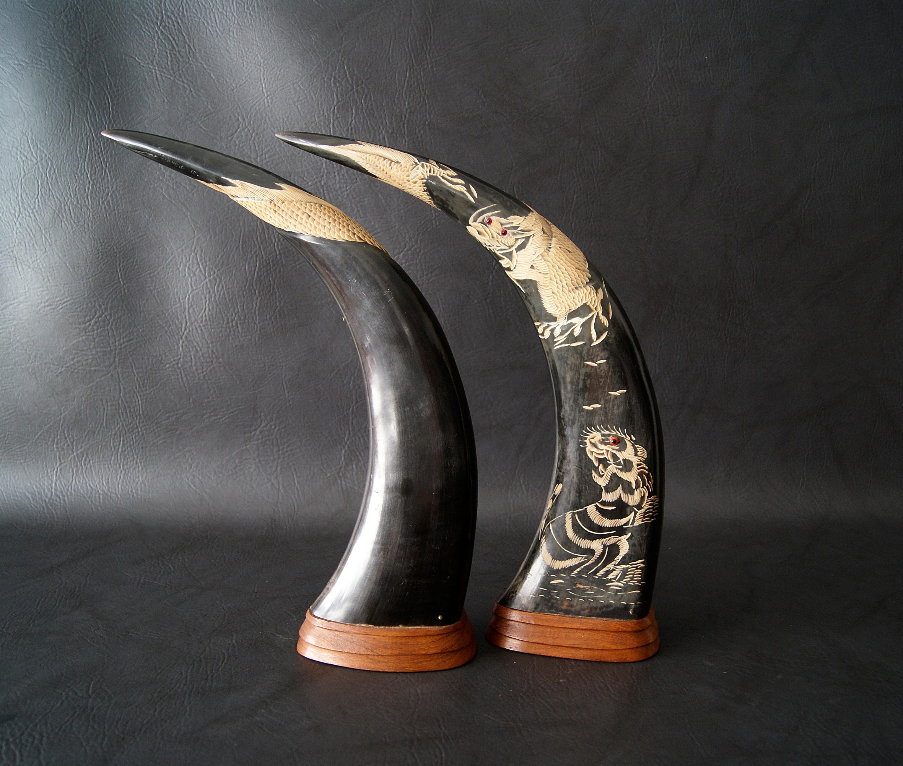 Midcentury buffalo horns with carvings dragon and tiger, China, 1960.
Teak wood bases
can be used as book ends.


Art.-Nr. 0183.