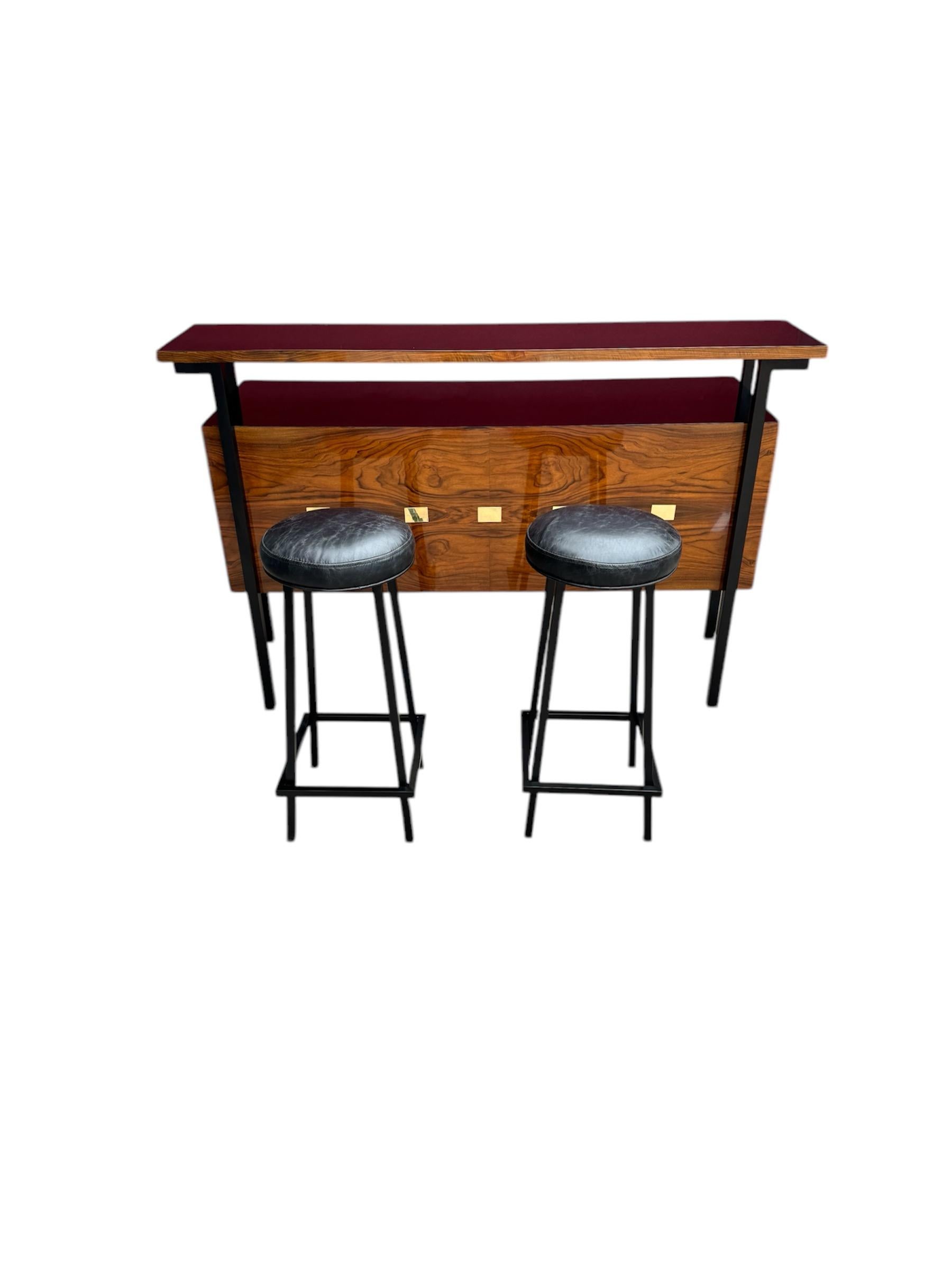 Raro e squisito mobile bar in palissandro con sgabelli, design attribuito a Gio Ponti
Entra in un mondo di eleganza senza tempo con questo eccezionale mobile bar e sgabelli in palissandro. Realizzato con un'attenzione meticolosa ai dettagli, questo