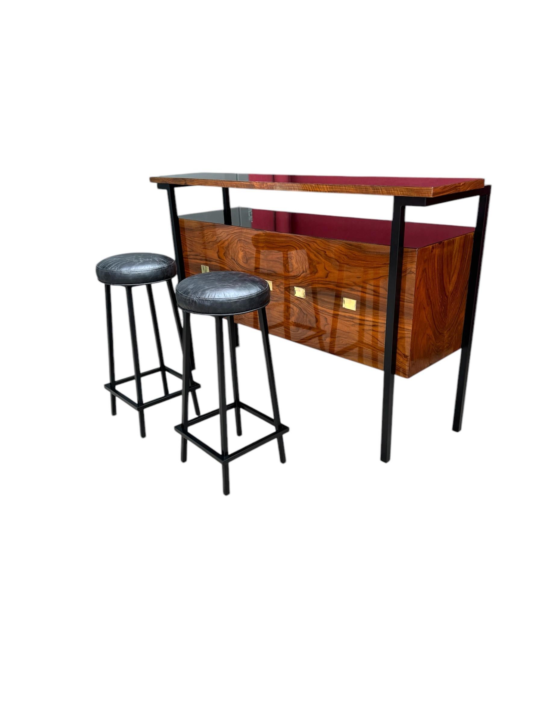 Argentino Buffet bar di metà secolo con sgabello Design italiano in vendita