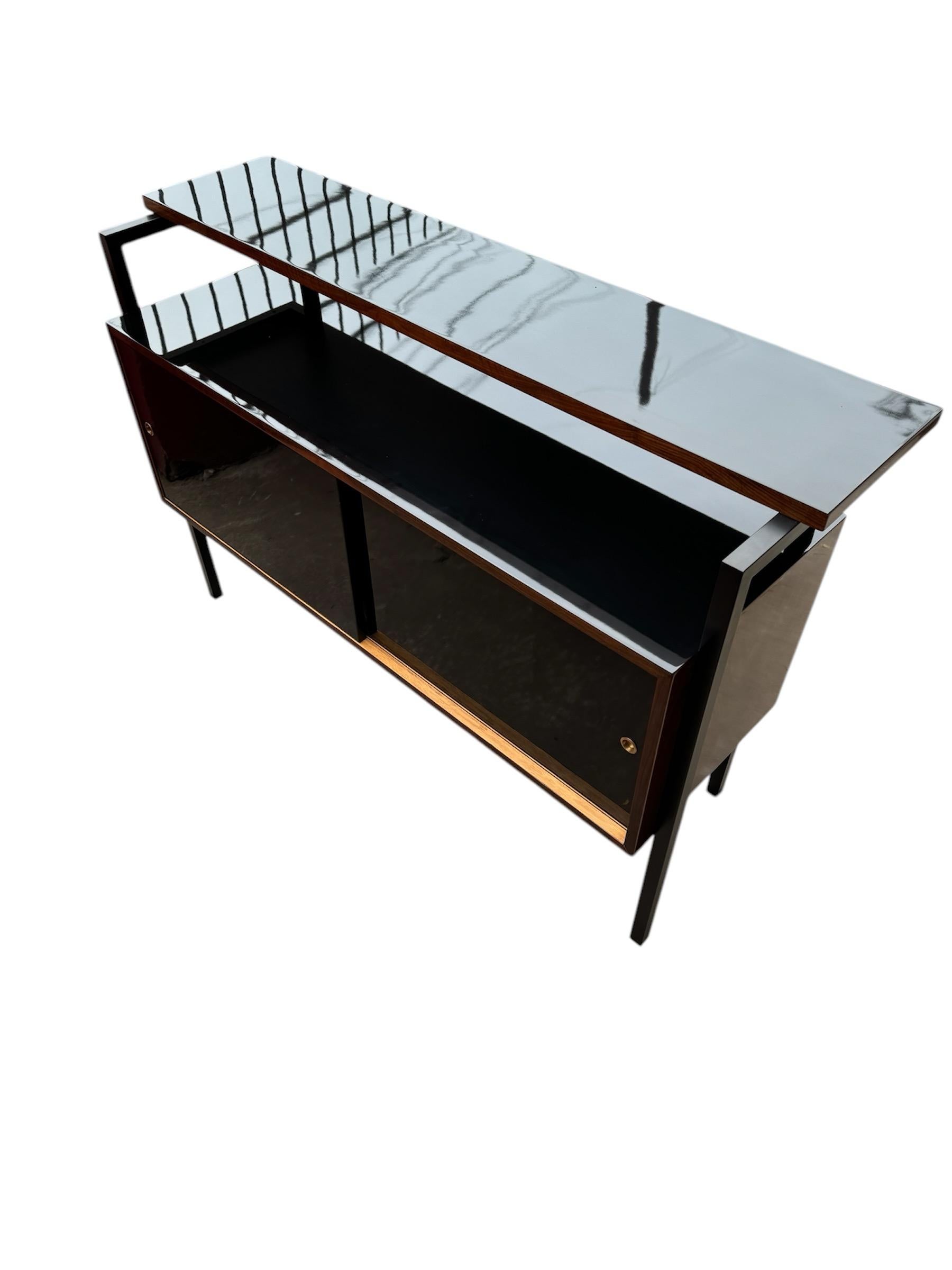 Ferro Buffet bar di metà secolo con sgabello Design italiano in vendita