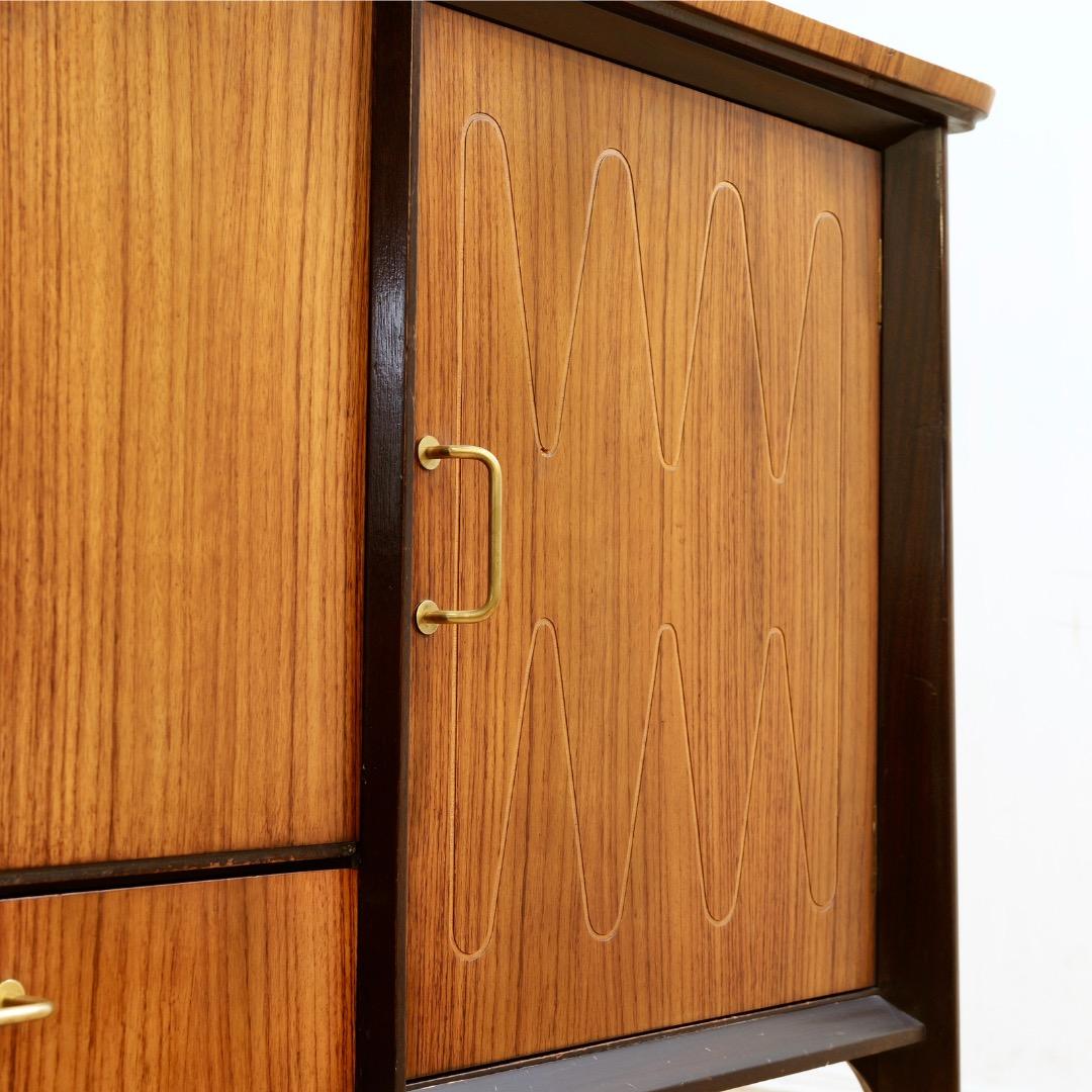 Buffet crédence du milieu du siècle par Everest Furniture en vente 4