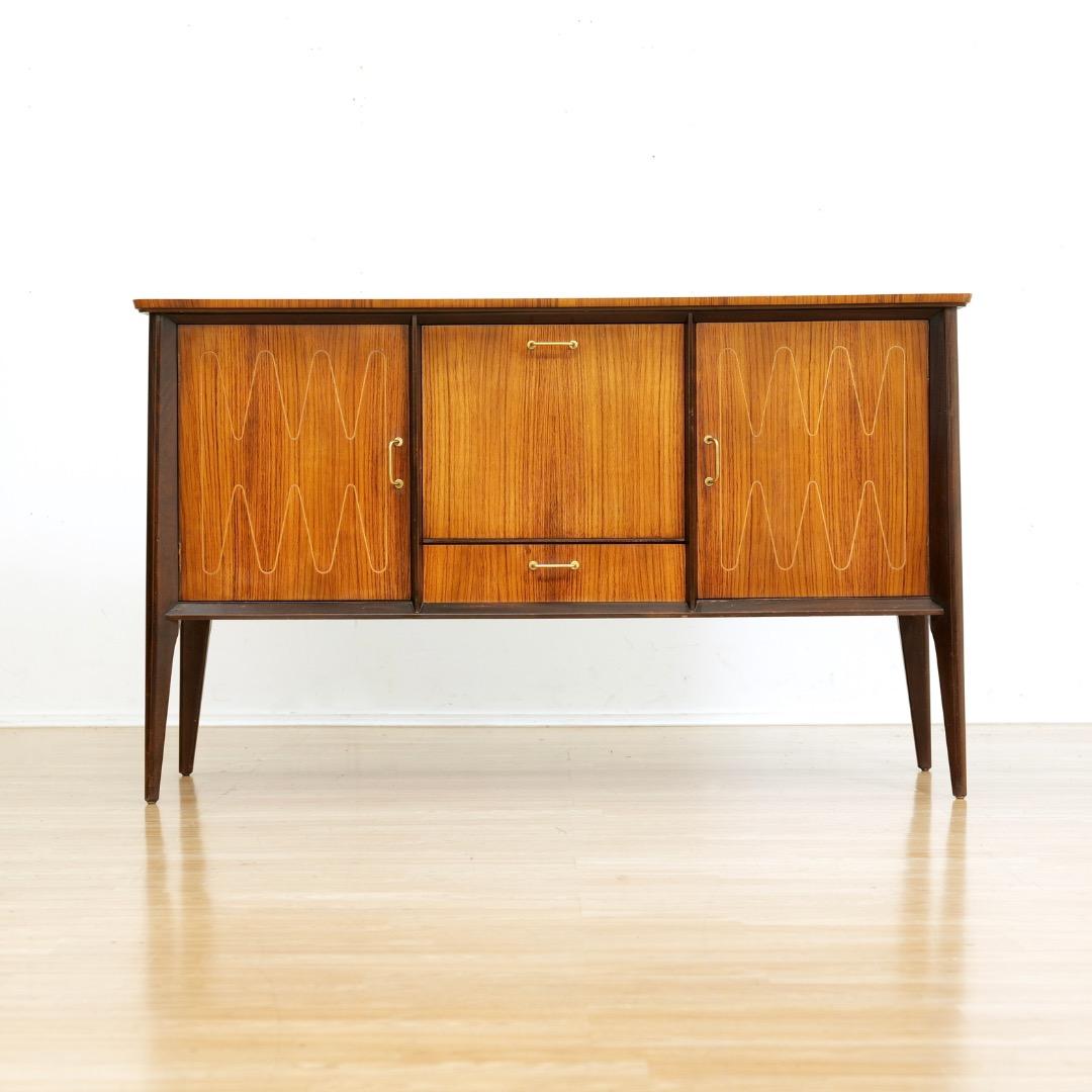 Un buffet rare et magnifiquement conçu, fabriqué par Everest Furniture, Royaume-Uni. Fabriqué à la main à partir de teck riche qui contraste magnifiquement avec la couleur riche des pieds en Afromosia massif. Le design est en avance sur son temps