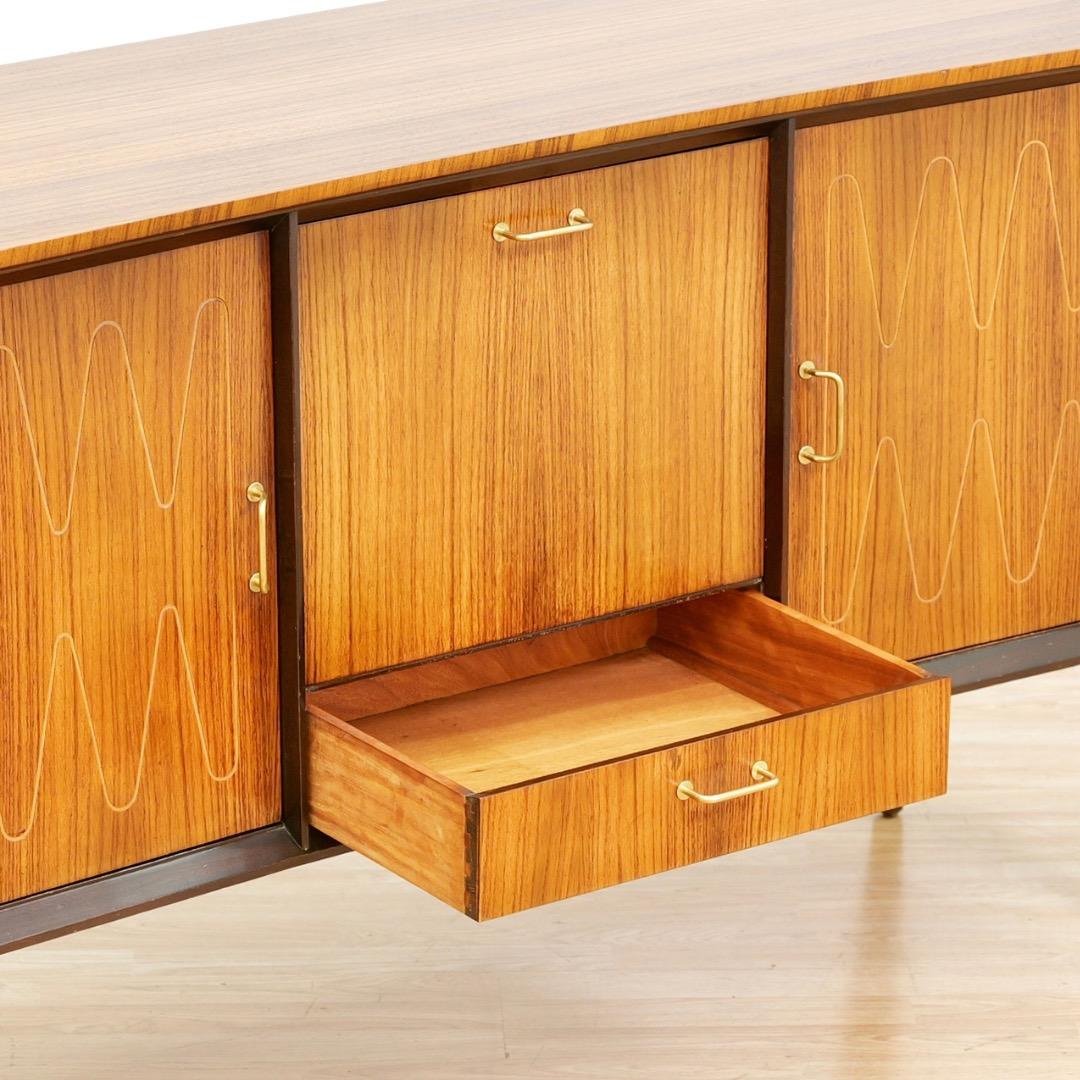 Milieu du XXe siècle Buffet crédence du milieu du siècle par Everest Furniture en vente