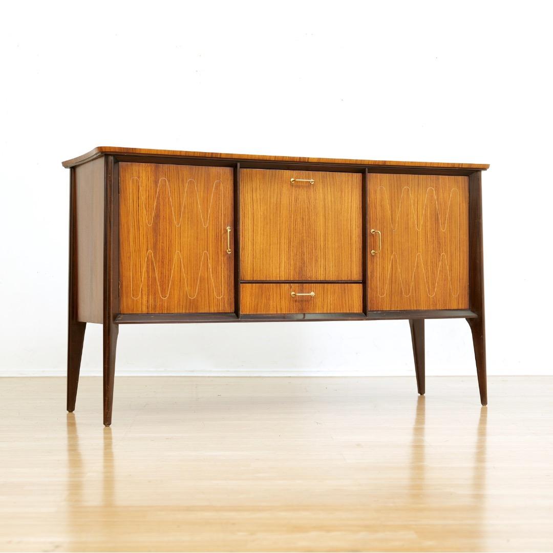 Bois Buffet crédence du milieu du siècle par Everest Furniture en vente